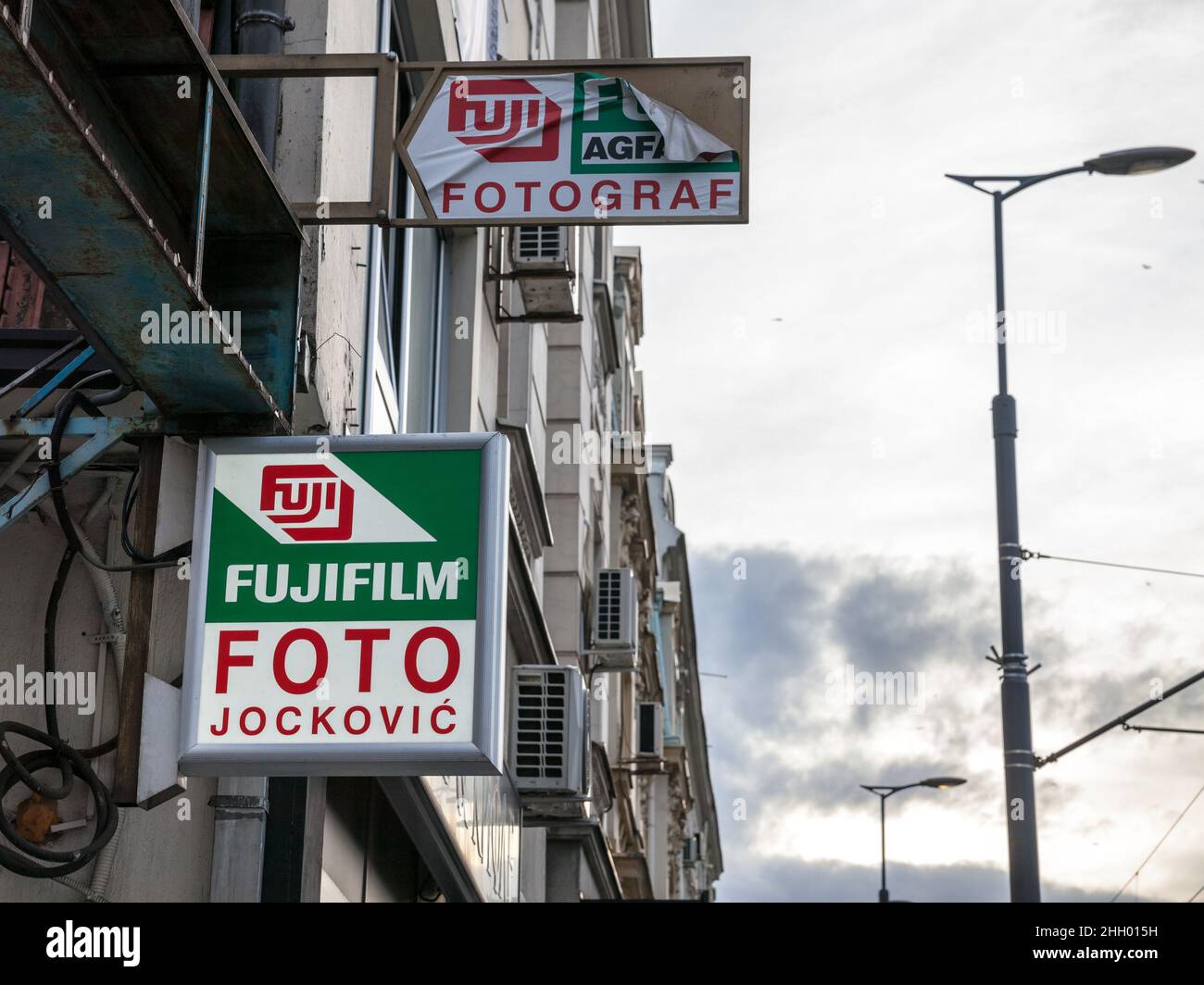 Photo d'un panneau avec le logo Fujifilm dans leur boutique principale à Belgrade, Serbie.Fujifilm, ou tout simplement Fuji, est un conglomérat multinational japonais HE Banque D'Images