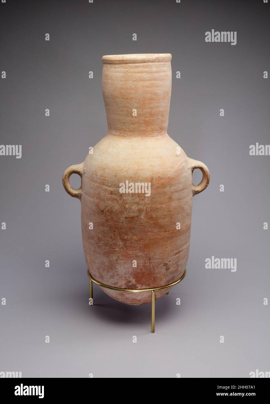 Pot ca.1550–1186 B.C. New Kingdom les artistes impliqués dans la construction des tombes royales dans la vallée des Rois résidaient à Deir el-Medina.Pour éviter les déplacements quotidiens, les ouvriers ont construit des huttes temporaires plus près de leur lieu de travail.Un navire de cette taille pourrait contenir de la subsistance pour un certain nombre de personnes ou pour un séjour prolongé.Pot. Env.1550–1186 C.-B.Poterie.Nouveau Royaume.De l'Égypte, de la haute Égypte, de Thèbes, de la Vallée des Rois, des huttes de Workmens entre KV 6 et KV 21, des fouilles de Davis/Ayrton, 1907–08. Fin de la dynastie 18–19 Banque D'Images