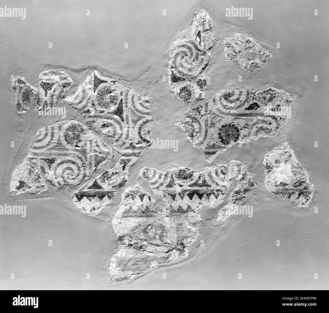 Peinture de plafond de la chapelle de la tombe de Senenmut ca.1479–1458 C.-B. Nouveau Royaume pendant la saison des fouilles de 1922–1923, des membres de l'expédition égyptienne du Musée ont commencé à travailler dans la chapelle tombeau de Senenmut, l'un des officiels les plus connus de Hatshepsout.La chapelle avait été sculptée dans une couche de calcaire de très mauvaise qualité sur la pente nord-est de la colline Sheikh Abd el-Qurna dans les Thèbes occidentaux et une partie du plafond avait cédé, y compris des couches épaisses de plâtre peint.La chapelle de Senenmut se composait de deux pièces formant un T. la chapelle fait face presque à l'est et l'entrée mène à un Banque D'Images