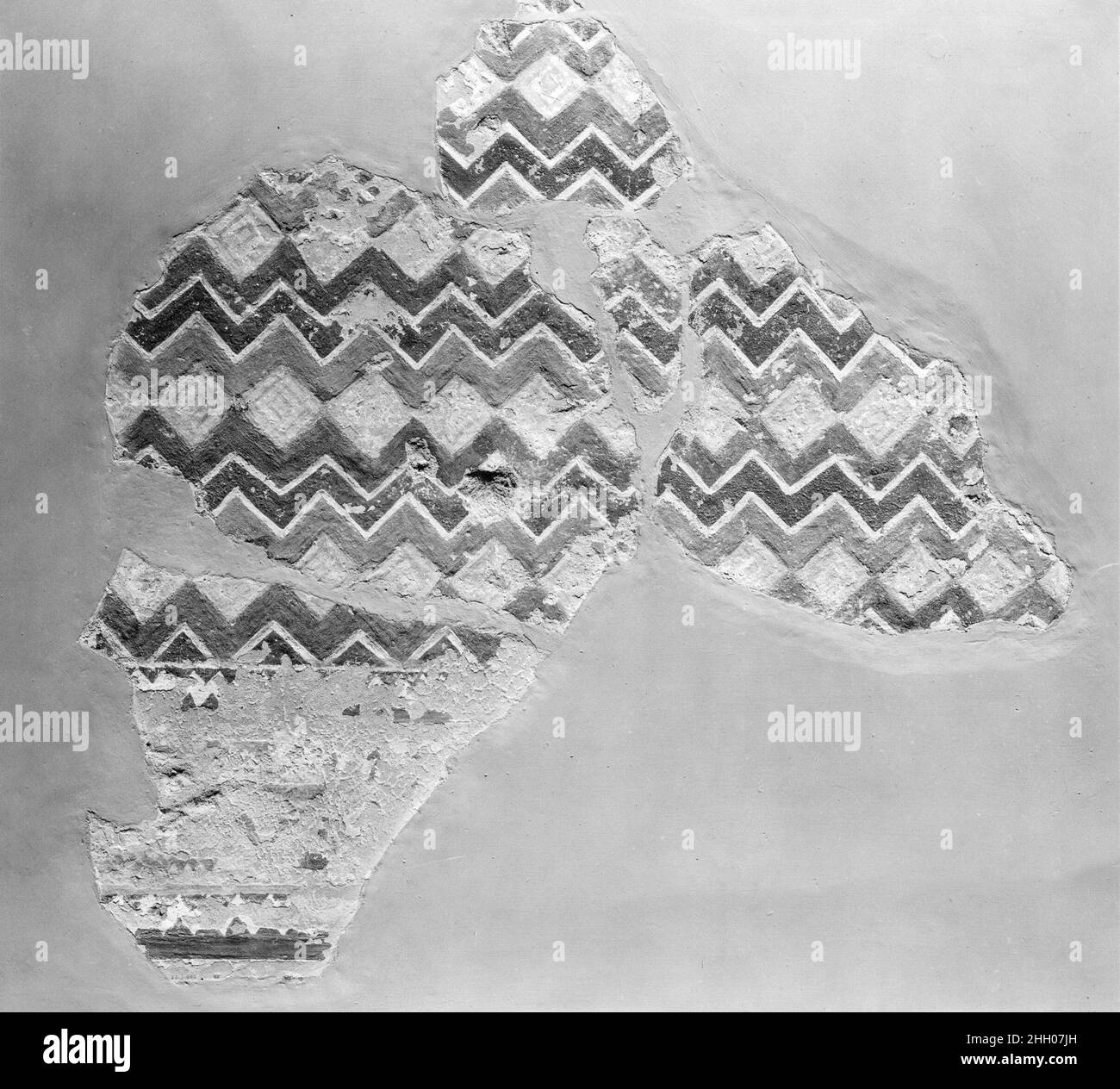 Peinture de plafond de la chapelle de la tombe de Senenmut ca.1479–1458 C.-B. Nouveau Royaume pendant la saison des fouilles de 1922–1923, des membres de l'expédition égyptienne du Musée ont commencé à travailler dans la chapelle tombeau de Senenmut, l'un des officiels les plus connus de Hatshepsout.La chapelle avait été sculptée dans une couche de calcaire de très mauvaise qualité sur la pente nord-est de la colline Sheikh Abd el-Qurna dans les Thèbes occidentaux et une partie du plafond avait cédé, y compris des couches épaisses de plâtre peint.La chapelle de Senenmut se composait de deux pièces formant un T. la chapelle fait face presque à l'est et l'entrée mène à un Banque D'Images