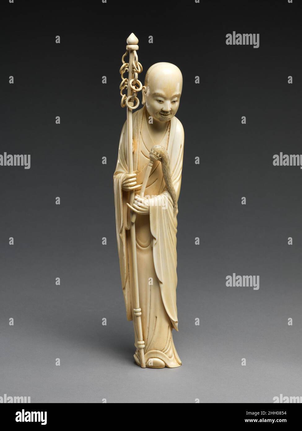 Arhat 18th Century Chine cette figure est un arhat (luohan), un protecteur de la foi bouddhiste et un exemple pour les praticiens.L'imagerie bouddhiste joue un rôle important dans les arts décoratifs chinois, et les arhats sont un sujet populaire.Arhat.Chine.18th siècle.Ivoire.Dynastie Qing (1644–1911).Ivoires Banque D'Images