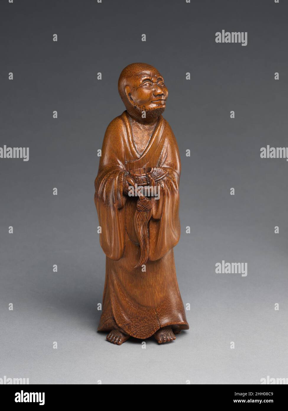 Arhat tenant une chaussure 18th–19th siècle Chine bien que non représenté dans l'art indien ou sud-asiatique, luohans (Sanskrit:Les arhats) jouent un rôle important en Chine, où ils apparaissent à la fois dans la peinture religieuse et la sculpture et comme un thème dans les arts décoratifs à l'origine les disciples du Bouddha historique Shakyamuni, les luohans sont compris comme les protecteurs du bouddhisme et du dévot.Arhat tenant une chaussure.Chine.18th–19th siècle.Bambou.Dynastie Qing (1644–1911).Bambou Banque D'Images