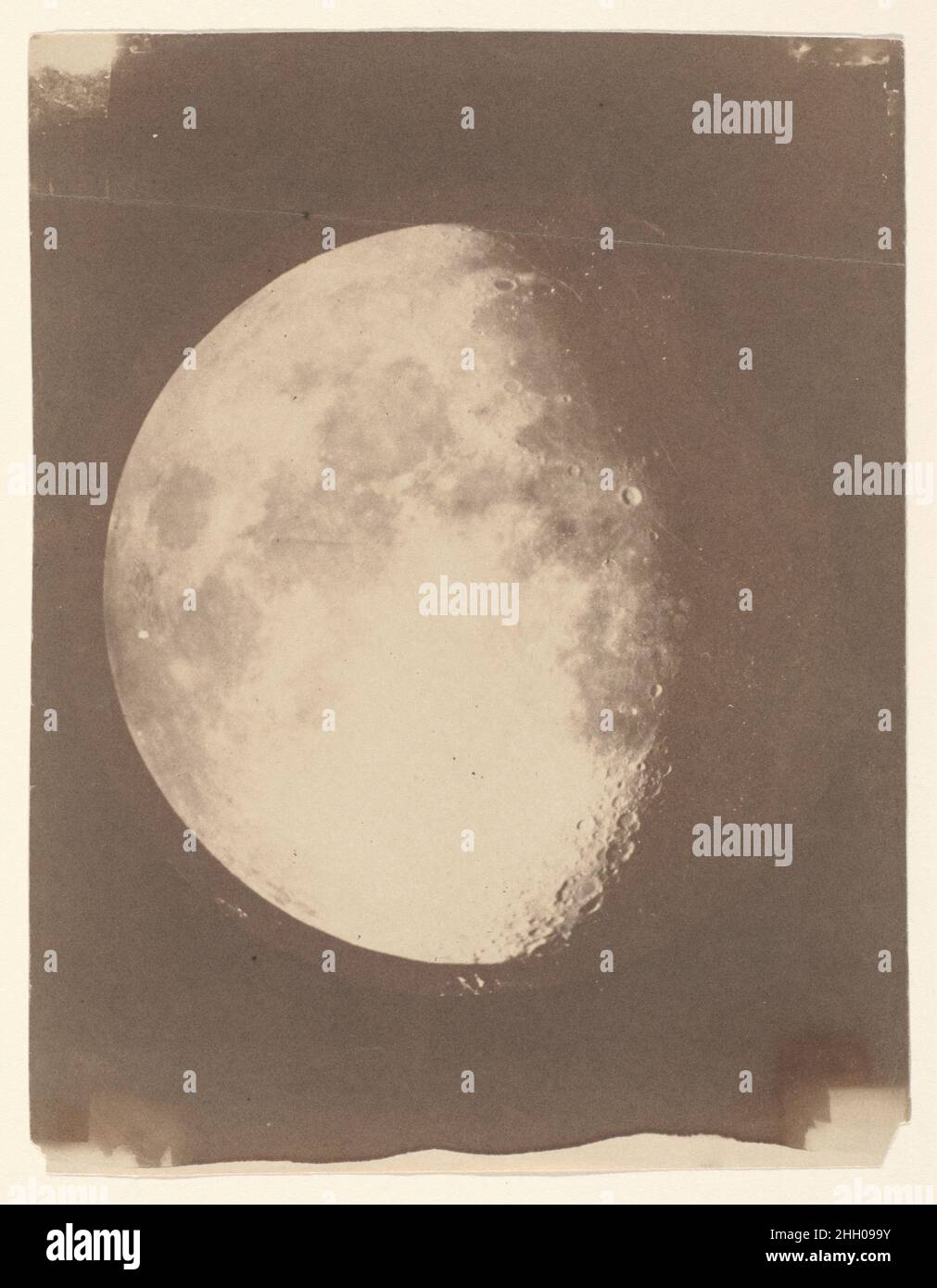 La Lune 1857–60 John Adams Whipple l'américain Whipple et son partenaire Black ont collaboré avec des scientifiques de l'observatoire du Harvard College au cours d'une décennie, en adaptant de nouveaux processus photographiques à la recherche astronomique.Après que l'observatoire a installé une nouvelle horloge sur le télescope en 1857, la paire a photographié la lune à l'aide de négatifs en verre revêtus de collodion, d'où elle a produit des impressions en papier salé.Cet exemple semble avoir été réalisé en coupant l'image de la lune d'une impression antérieure et en la rephotographiant sur un arrière-plan sombre.Cela peut avoir été fait pour agrandir Banque D'Images