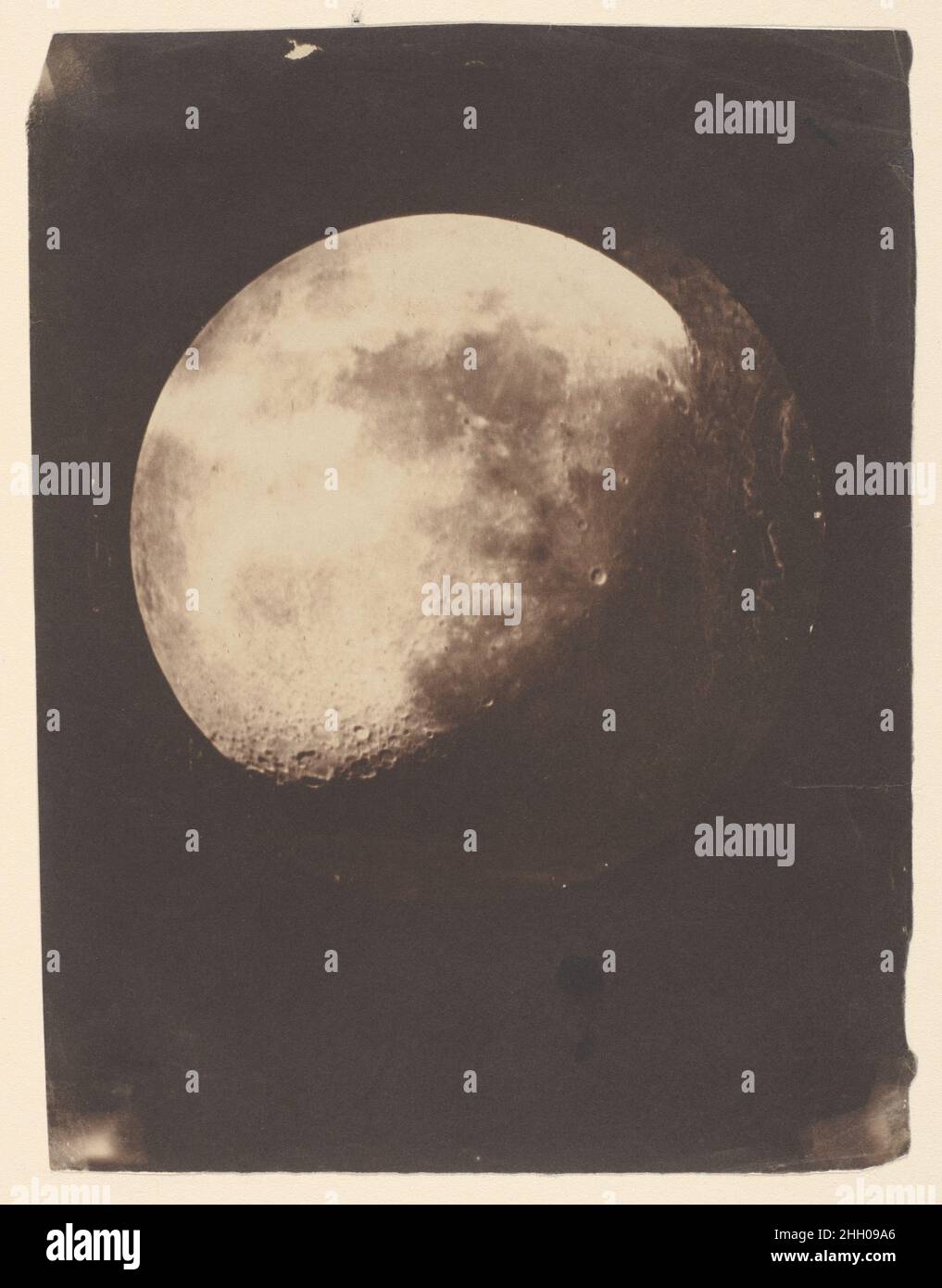 La Lune 1857–60 John Adams Whipple l'américain Whipple et son partenaire Black ont collaboré avec des scientifiques de l'observatoire du Harvard College au cours d'une décennie, en adaptant de nouveaux processus photographiques à la recherche astronomique.Après que l'observatoire a installé une nouvelle horloge sur le télescope en 1857, la paire a photographié la lune à l'aide de négatifs en verre revêtus de collodion, d'où elle a produit des impressions en papier salé.Cet exemple semble avoir été réalisé en coupant l'image de la lune d'une impression antérieure et en la rephotographiant sur un arrière-plan sombre.Cela peut avoir été fait pour agrandir Banque D'Images