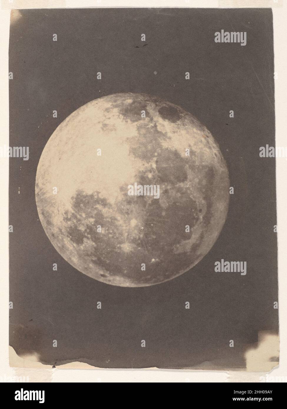 La Lune 1857–60 John Adams Whipple l'américain Whipple et son partenaire Black ont collaboré avec des scientifiques de l'observatoire du Harvard College au cours d'une décennie, en adaptant de nouveaux processus photographiques à la recherche astronomique.Après que l'observatoire a installé une nouvelle horloge sur le télescope en 1857, la paire a photographié la lune à l'aide de négatifs en verre revêtus de collodion, d'où elle a produit des impressions en papier salé.Cet exemple semble avoir été réalisé en coupant l'image de la lune d'une impression antérieure et en la rephotographiant sur un arrière-plan sombre.Cela peut avoir été fait pour agrandir Banque D'Images