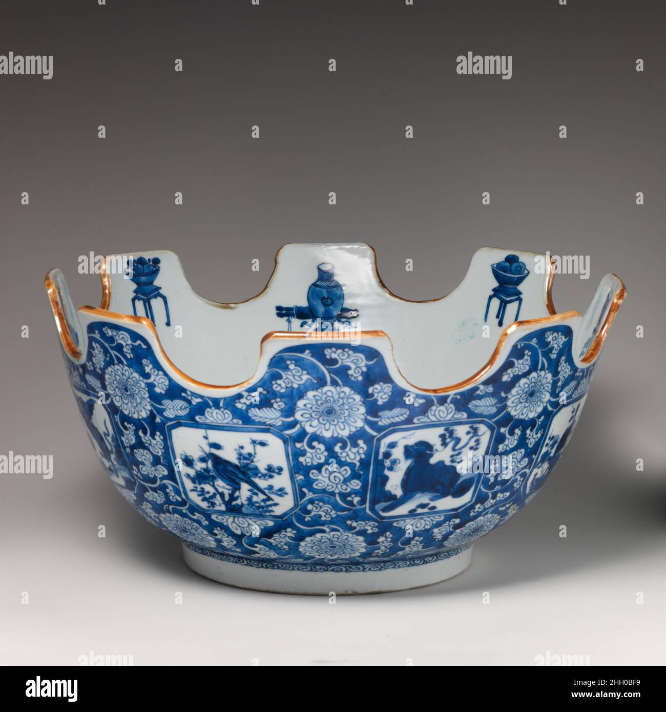 Monteith ca.1715–20 Chinois, pour le marché britannique ce navire, qui était destiné à refroidir les verres à vin, ne porte pas de blason britannique, mais sa forme dérive d'un exemple anglais argenté, suggérant qu'il était destiné à un client anglais.Monteith.Chinois, pour le marché britannique. CA.1715–20.Porcelaine à pâte dure.Céramique-porcelaine-exportation Banque D'Images