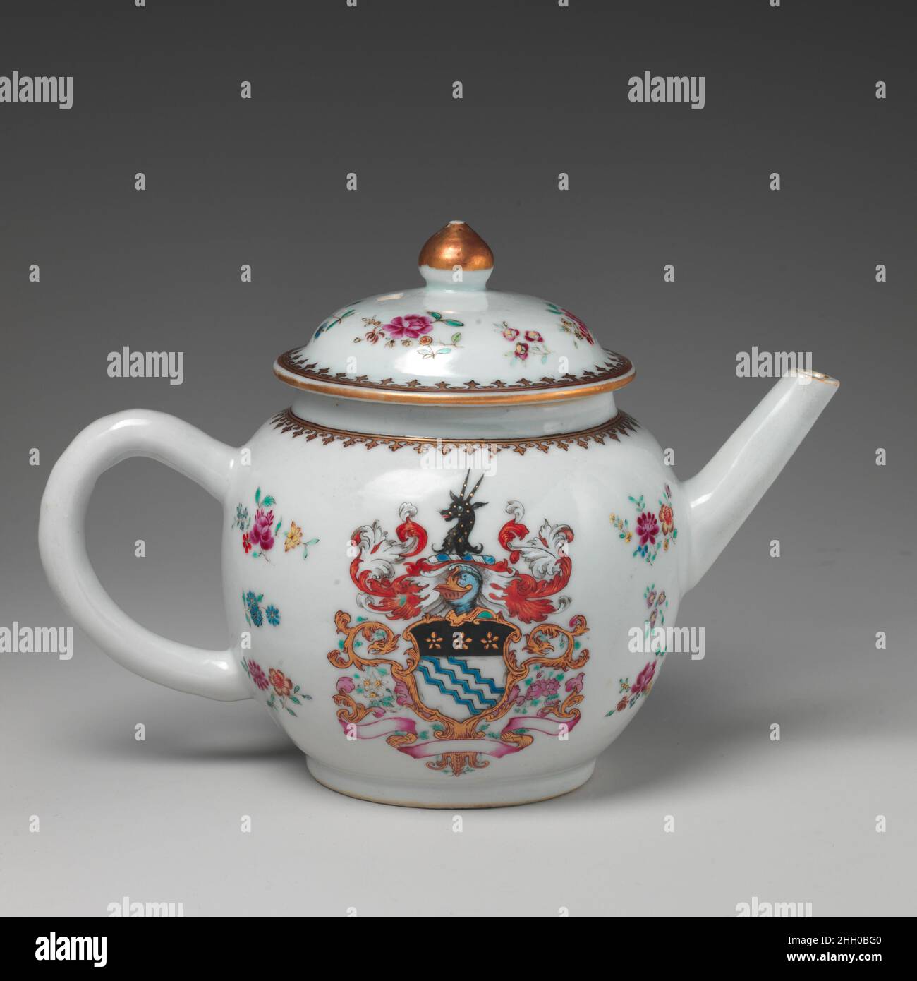 Théière avec décoration d'armes (dans le cadre d'un service) 1750–60 Chinois, pour le marché britannique.Théière à la décoration des armoiries (dans le cadre d'un service).Chinois, pour le marché britannique.1750–60.Porcelaine en pâte dure avec décoration en émail et dorure.Céramique-porcelaine-exportation Banque D'Images