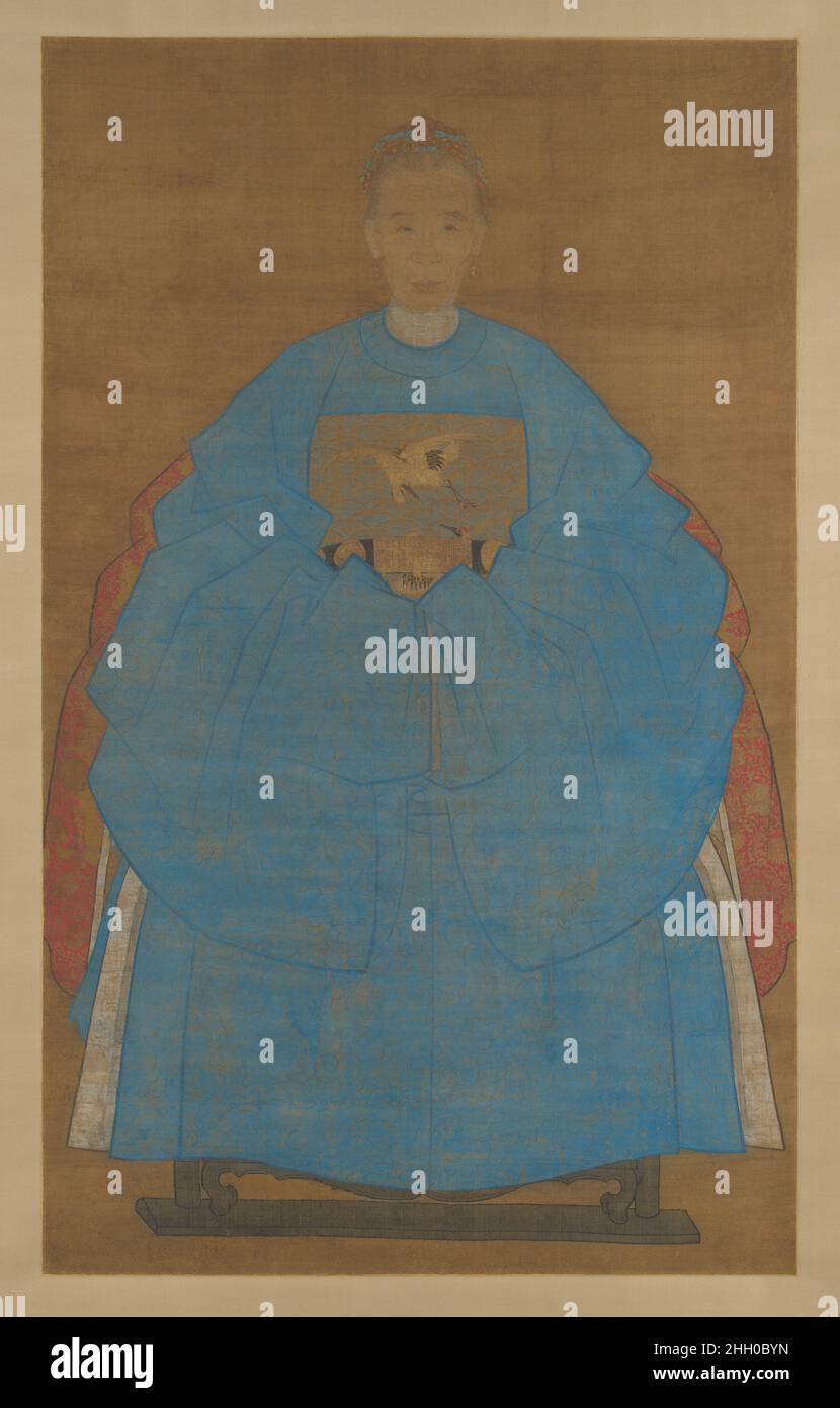 Portrait d'une vieille dame de 'xinyou' (1561 ou 1621?)Ruan Zude Chinese cette image d'une élégante dame âgée montre comment le peintre de portrait chinois a transmis un sentiment de statut à travers les achats d'une figure.La richesse de la dame est suggérée par ses bijoux (boucles d'oreilles en or et perles et une coiffure ornée à la mode en or et plumes de kingfisher), par sa somptueuse robe extérieure de brocart bleu et sous-robe blanche attachée au cou par des fermoirs en or,et par le tissu de brocardé rouge et or drapé sur l'arrière de sa chaise.Son statut de famille est également souligné par l'esprit officiel de ceinture Banque D'Images