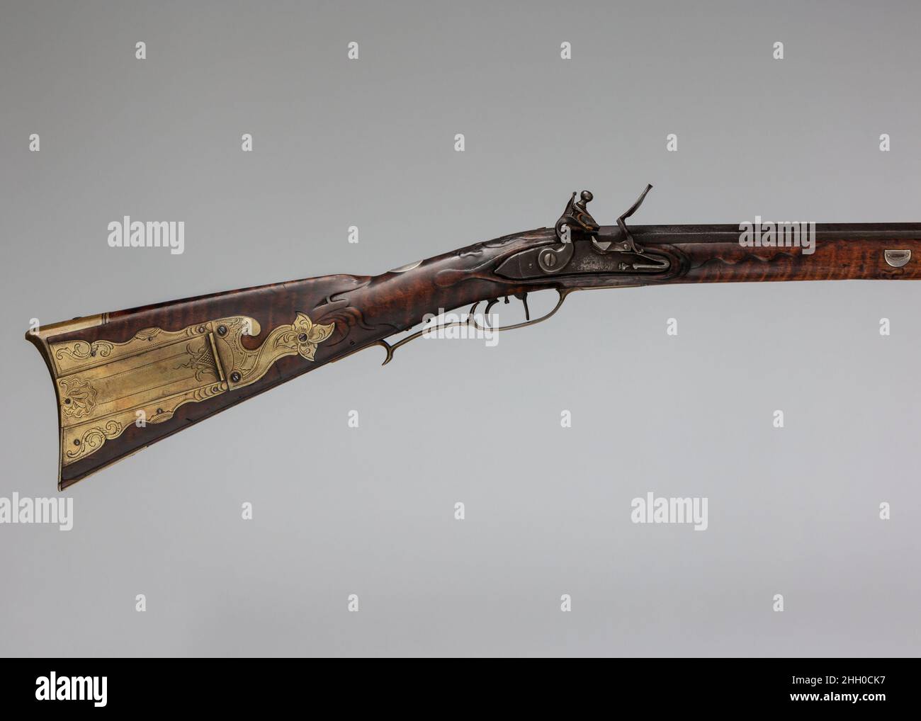 Fusil long en flotlock ca.1795 George Schreyer, Sr. George Schreyer Sr. Était un membre important de la première génération de gunsmites de Pennsylvanie qui ont créé un style américain unique d'armes à feu décorées.Ce fusil présente admirablement certains des principaux points forts du travail de Schreyer, notamment la qualité, l'originalité et l'étendue de la décoration sculptée en relief sur son stock d'érable curly et la forme fine et la gravure de ses supports en laiton.Schreyer était l'un des principaux promoteurs de la York School, qui a influencé le style de générations de gunsmites dans les comtés de Pennsylvanie voisins ainsi que dans certaines parties Banque D'Images