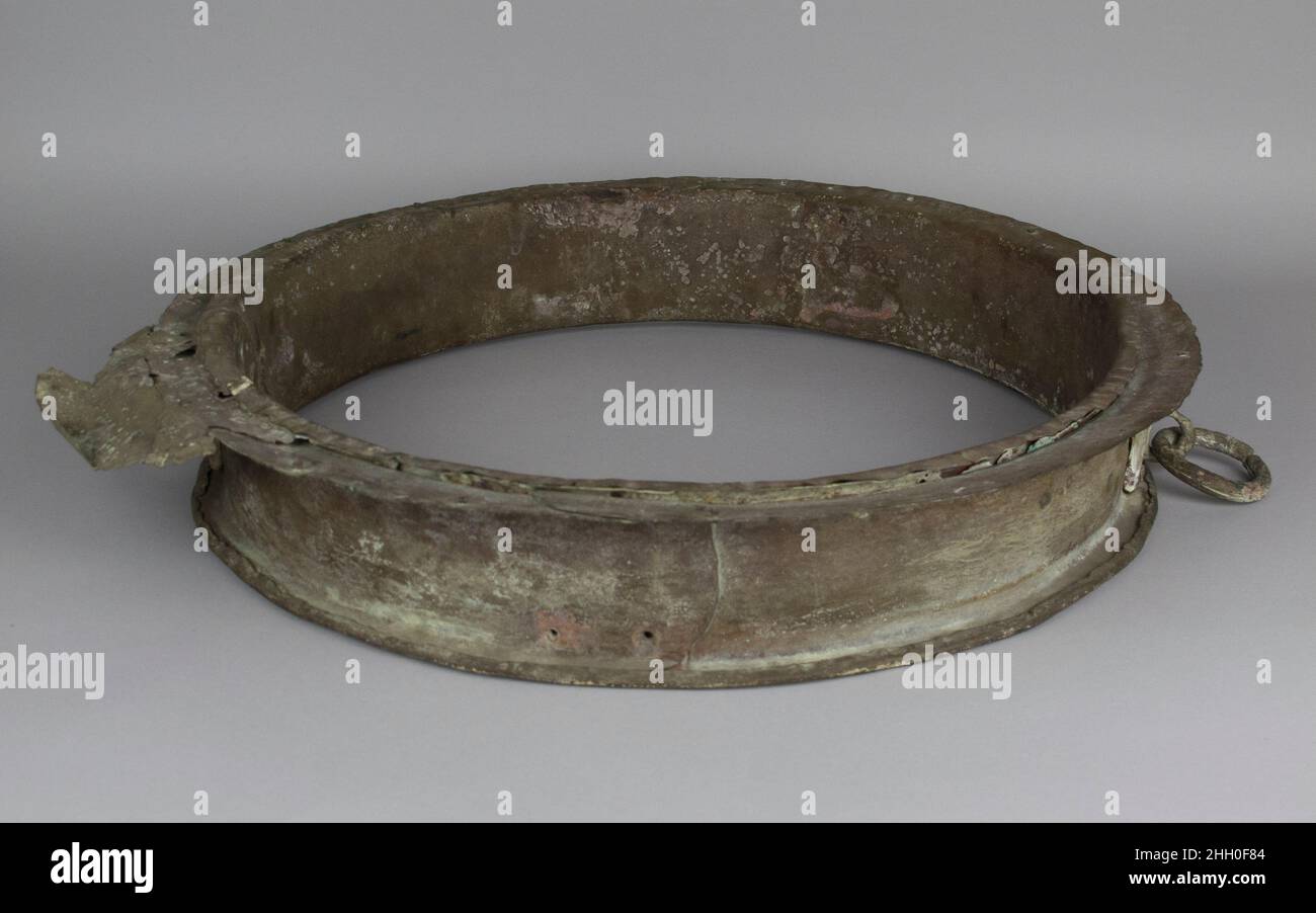 Vase col ca.1050–1000 C.-B. Cypriote court, col cylindrique et bord plat avec deux poignées à anneau qui sont fixées par une boucle à une fixation rectangulaire.Col de vase.Chypriote. Ca.1050–1000 C.-B.Bronze.Âge de fer précoce.Bronzes Banque D'Images