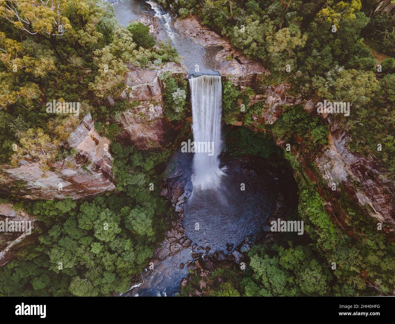 Photo aérienne d'une cascade dans une vallée, Belmore Falls, Nouvelle-Galles du Sud Austalia Banque D'Images