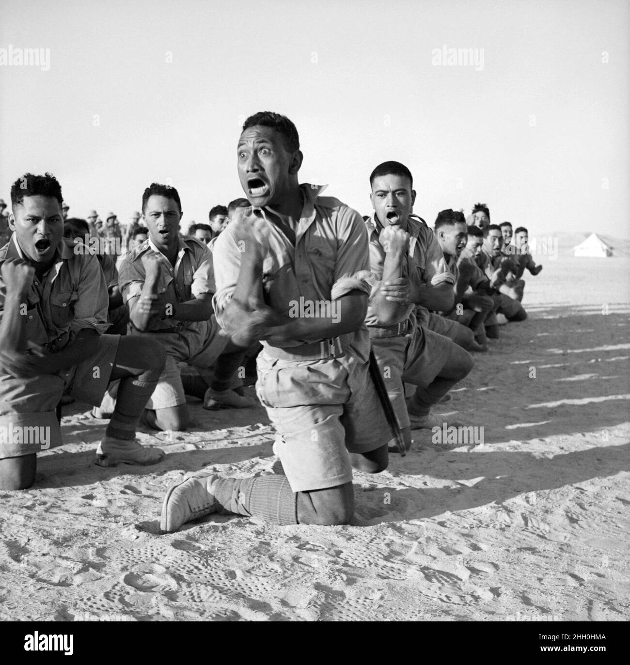 Des soldats maoris exécutant un haka en Afrique du Nord en juillet 1941 Banque D'Images