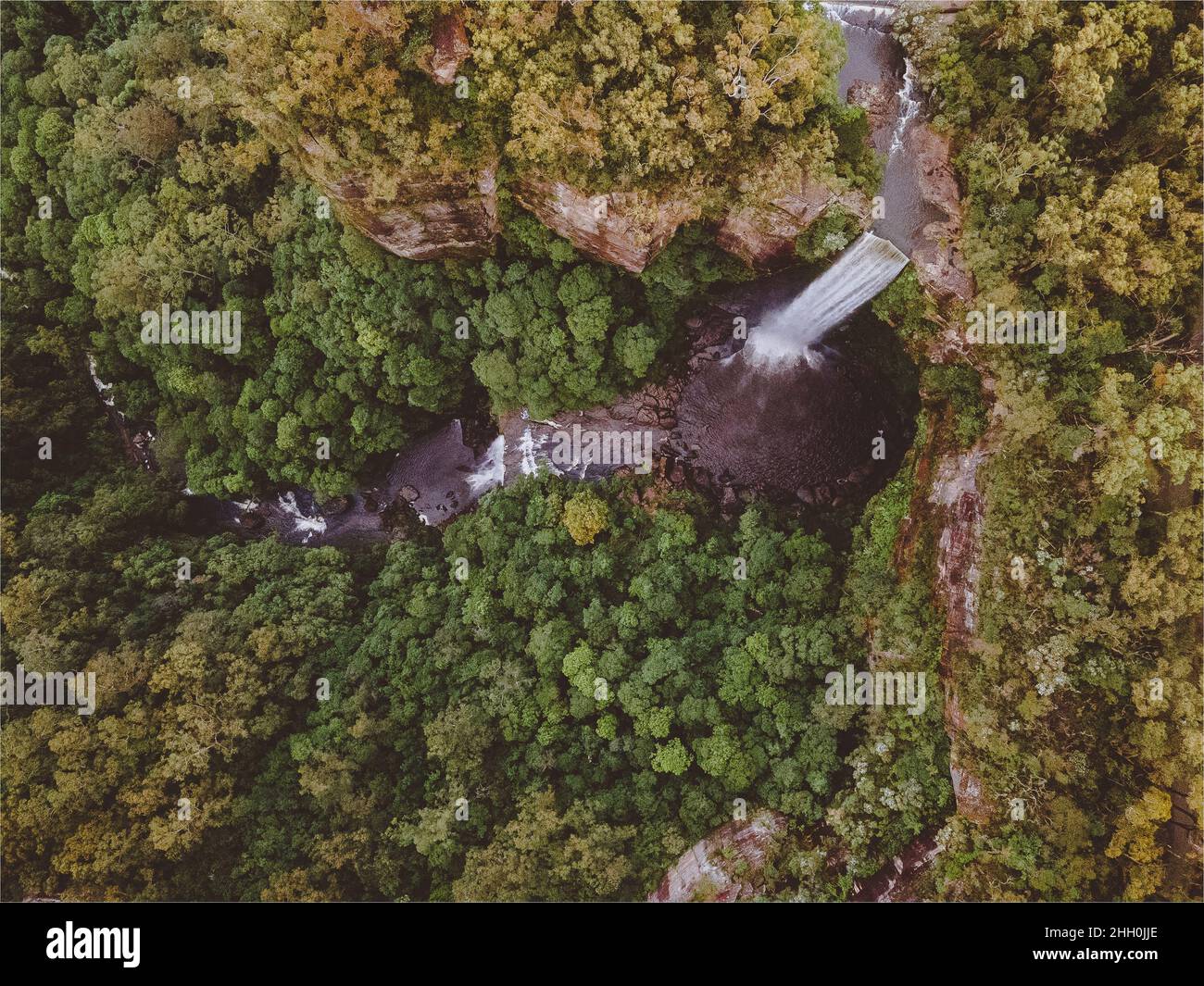 Photo aérienne d'une cascade dans une vallée, Belmore Falls, Nouvelle-Galles du Sud Austalia Banque D'Images