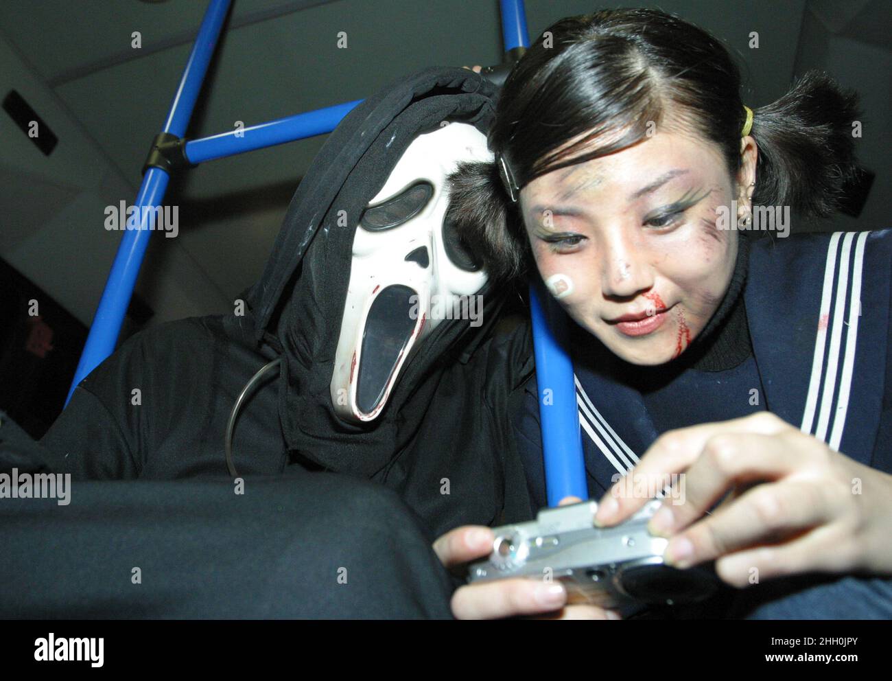 31 oct 2003 Corée du Sud - Séoul jeunes gens Zombie costume et marche rue sur Halloween événement à Séoul, Corée du Sud. Banque D'Images