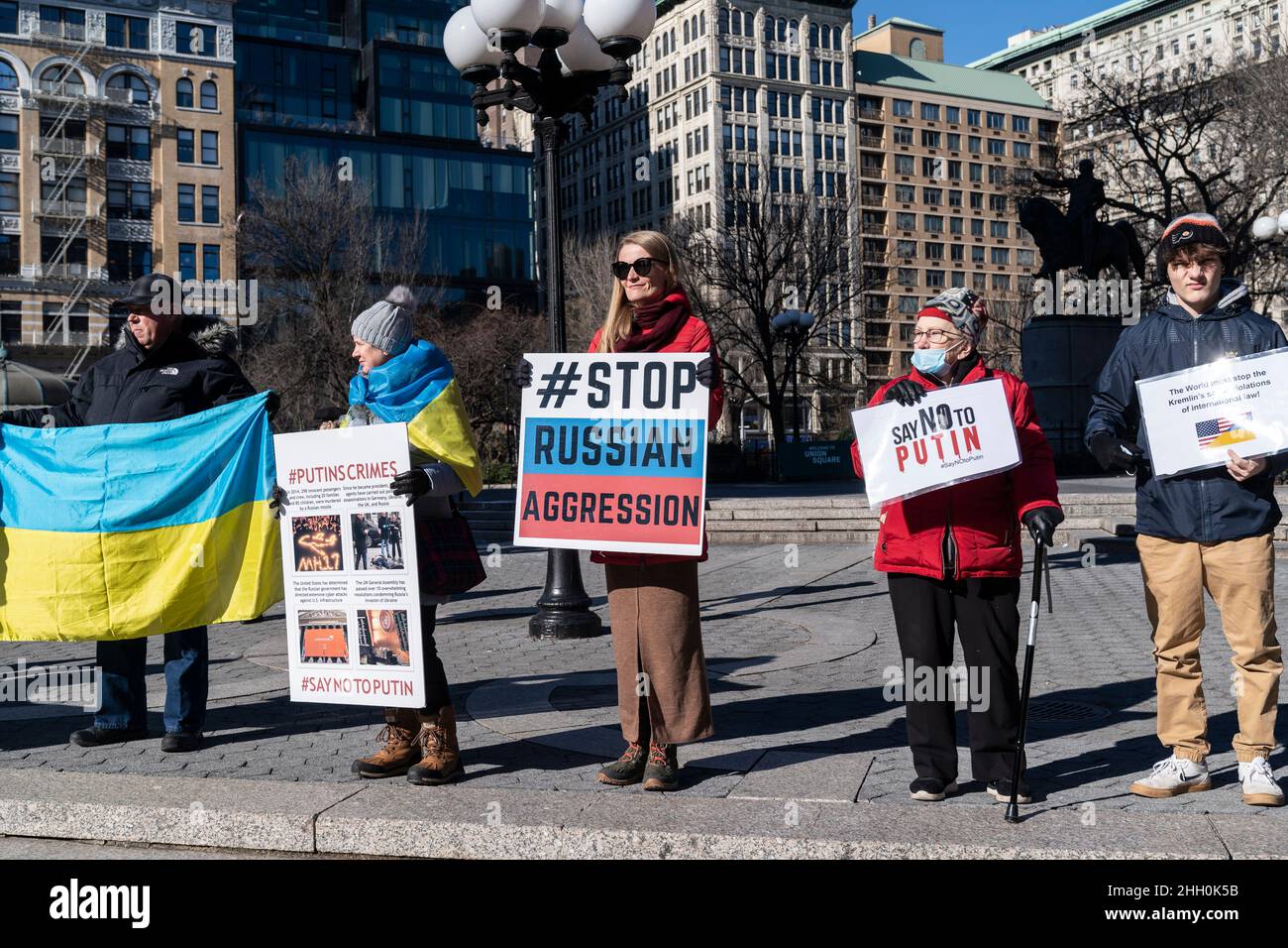 New York, NY - 22 janvier 2022 : les manifestants se tiennent debout avec l'Ukraine pour un rassemblement contre l'agression russe sur Union Square Banque D'Images