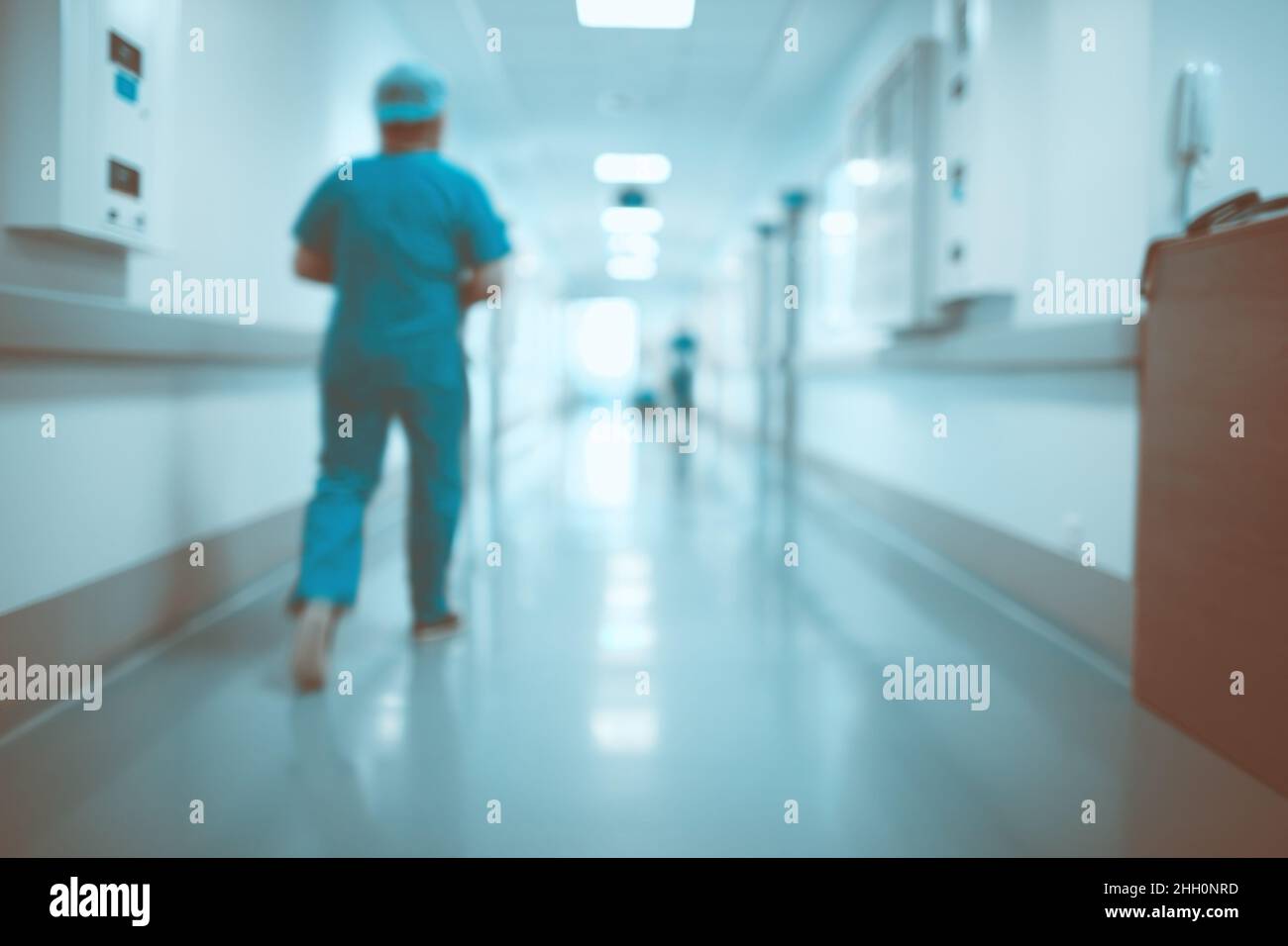 Couloir d'un département d'hôpital avec des figures floues du personnel médical, arrière-plan non focalisé. Banque D'Images