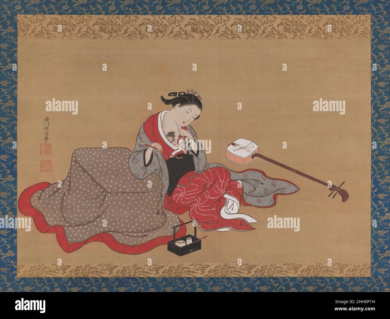 Beauté avec un chaton début 18th siècle Nishikawa Sukenobu ????Un courtesan habillé d'un uchikake à motifs gris, ou d'une robe de chambre, un kimono rouge brillant décoré de points blancs disposés dans un motif "imitation cravate", et un sous-robe blanc, est assis sur le sol, son mignon à deux niveaux attaché avec une cravate en tissu blanc et un peigne en écaille de tortue.Elle se penche contre un kotsu, un brazier recouvert d'une table basse et d'un tissu, pour la chaleur pendant la saison d'hiver.D'une part, elle tient un kiseru, une pipe de tabac à longue tige, et avec l'autre elle caresse un chaton partiellement rentré dans son vêtement.Devant Banque D'Images