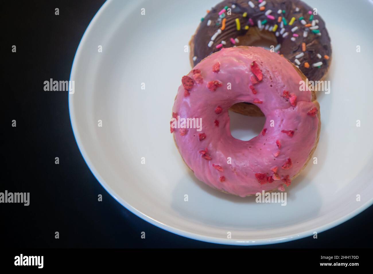 Beignets aux fraises et au chocolat sur une assiette blanche Banque D'Images
