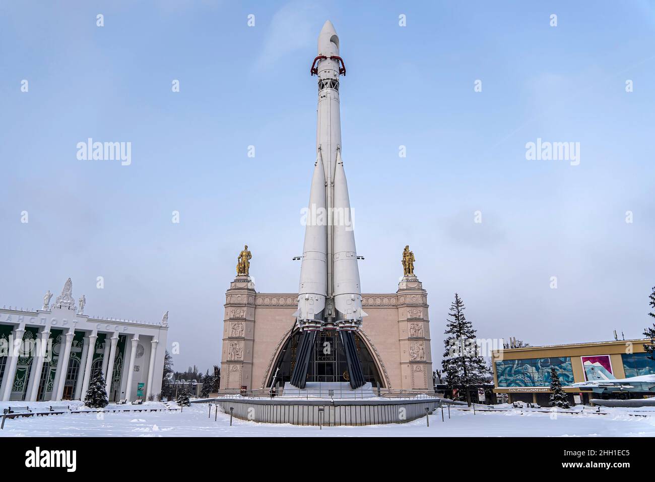La première fusée spatiale à trois étages Vostok au monde à une exposition à Moscou.Sur fond de ciel bleu et de flocons de neige.Traduction : Banque D'Images