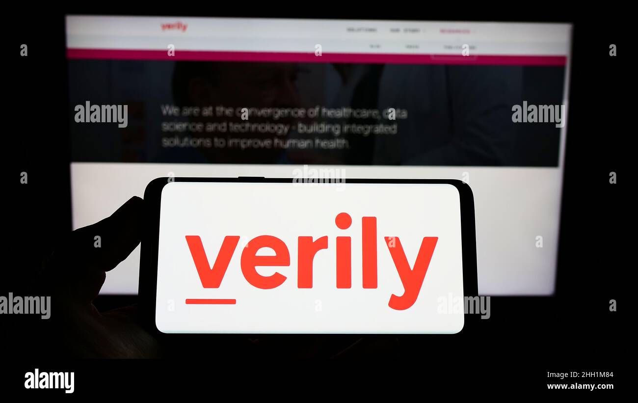 Personne tenant un smartphone avec le logo de la société de recherche américaine Verily Life Sciences LLC sur l'écran devant le site Web.Mise au point sur l'affichage du téléphone. Banque D'Images