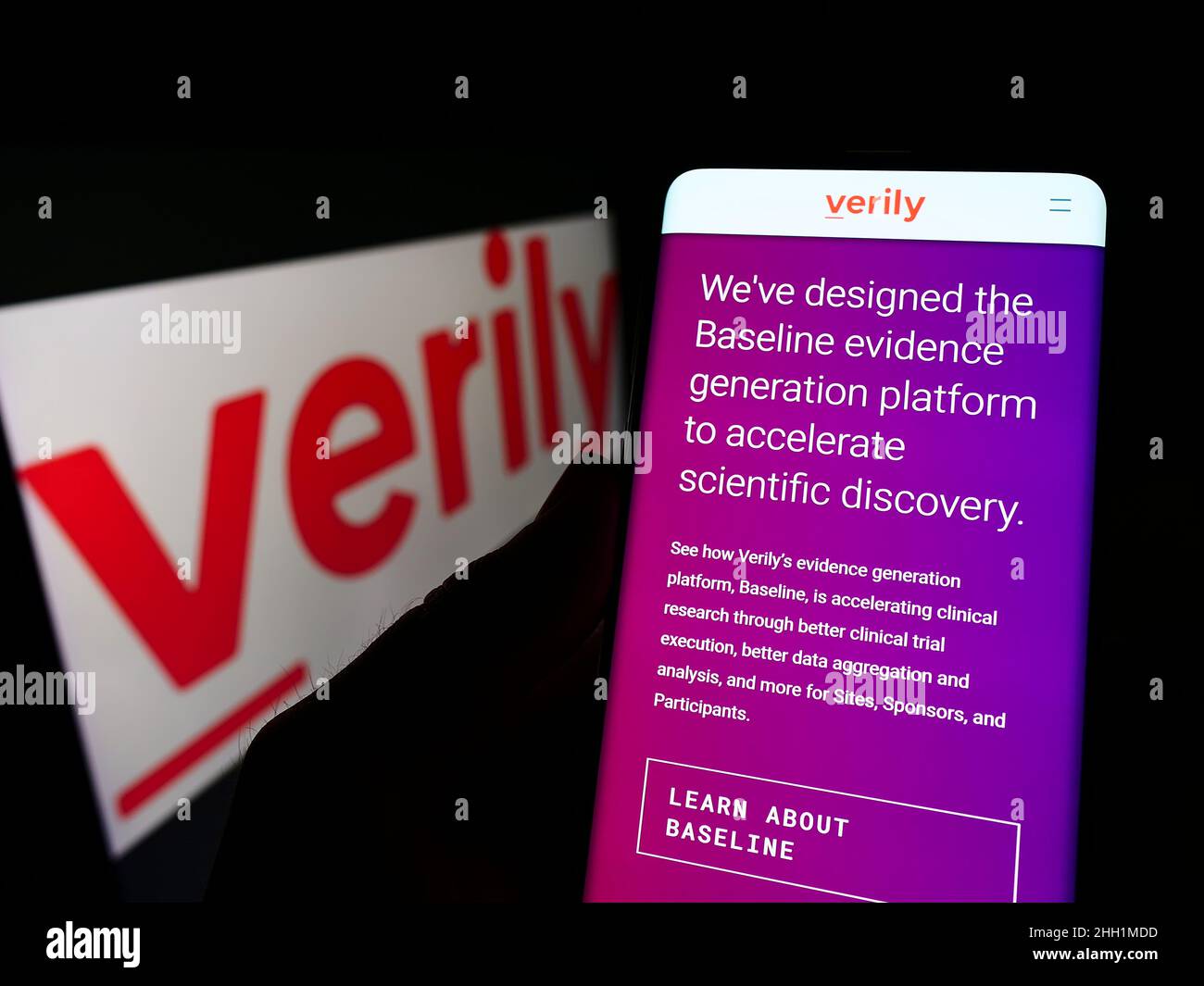 Personne tenant un téléphone portable avec le site Web de la société de recherche américaine Verily Life Sciences LLC sur l'écran devant le logo.Concentrez-vous sur le centre de l'écran du téléphone. Banque D'Images