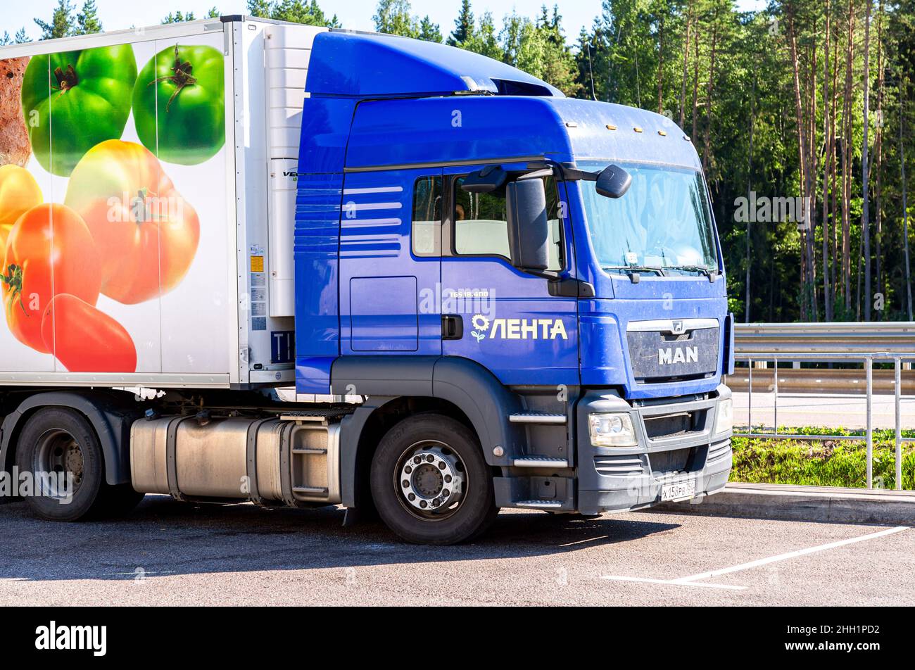 Moscou, Russie - 6 juillet 2021 : CAMION de L'épicerie Lenta.Camion de livraison de fret sur une route Banque D'Images