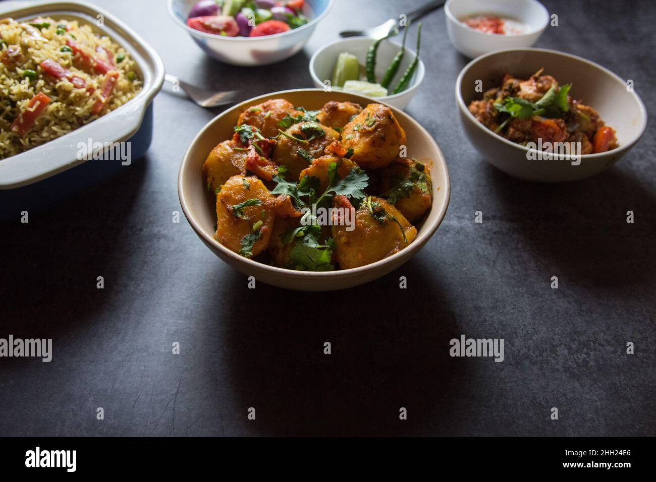 Dum aloo ou masala de pomme de terre dans un bol avec utilisation de la mise au point sélective Banque D'Images