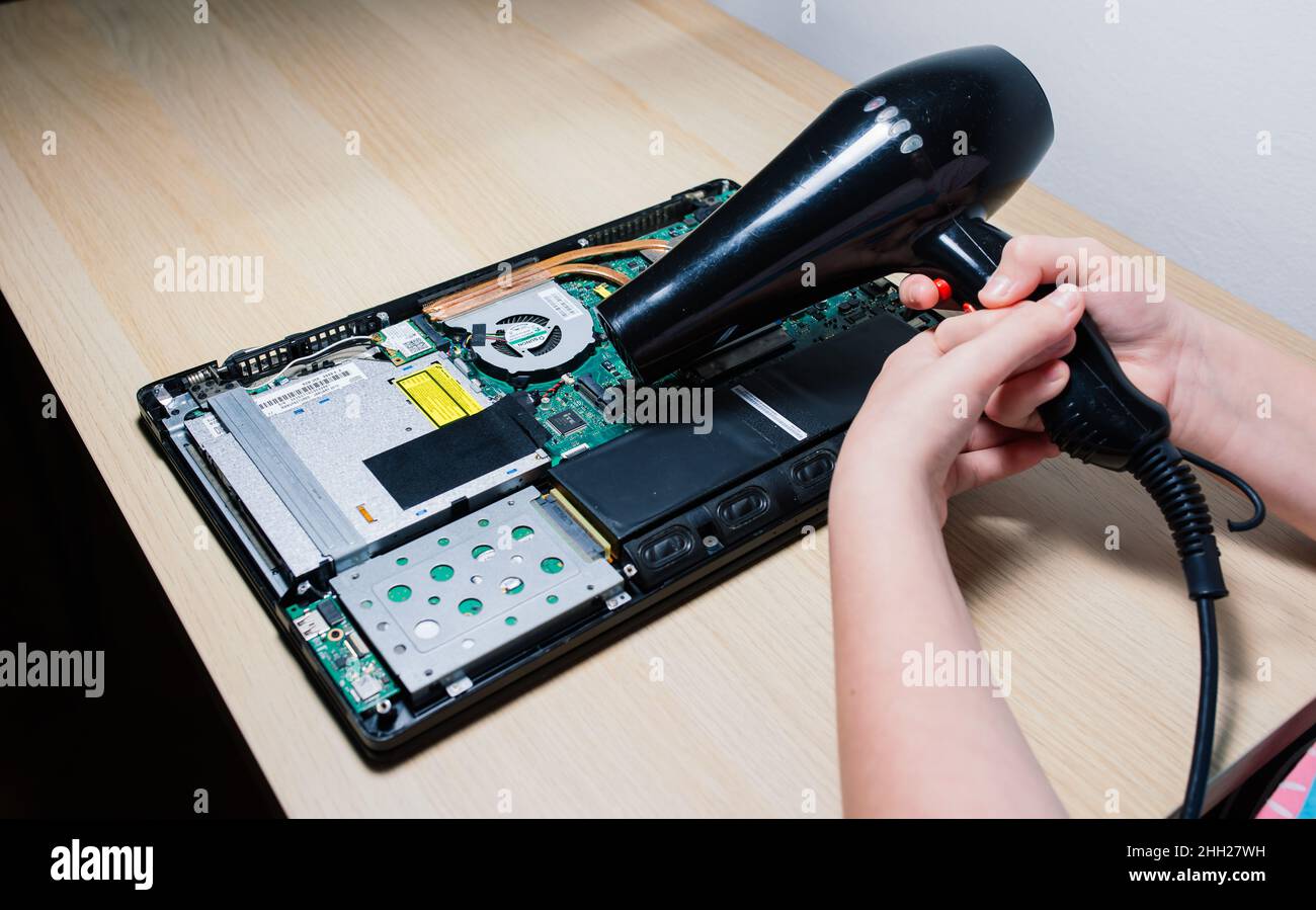 Le technicien de maintenance installe de nouvelles puces sur l'ordinateur portable.Réparation et mise à niveau du concept d'ordinateur portable.Gros plan. Banque D'Images