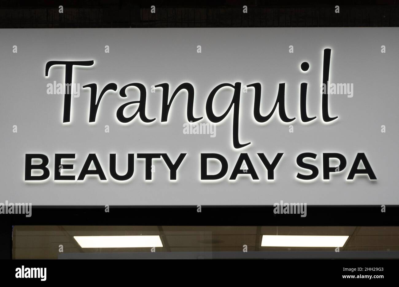 Panneau tranquille au-dessus de l'entrée du centre thermal Beauty Day à Liverpool Banque D'Images