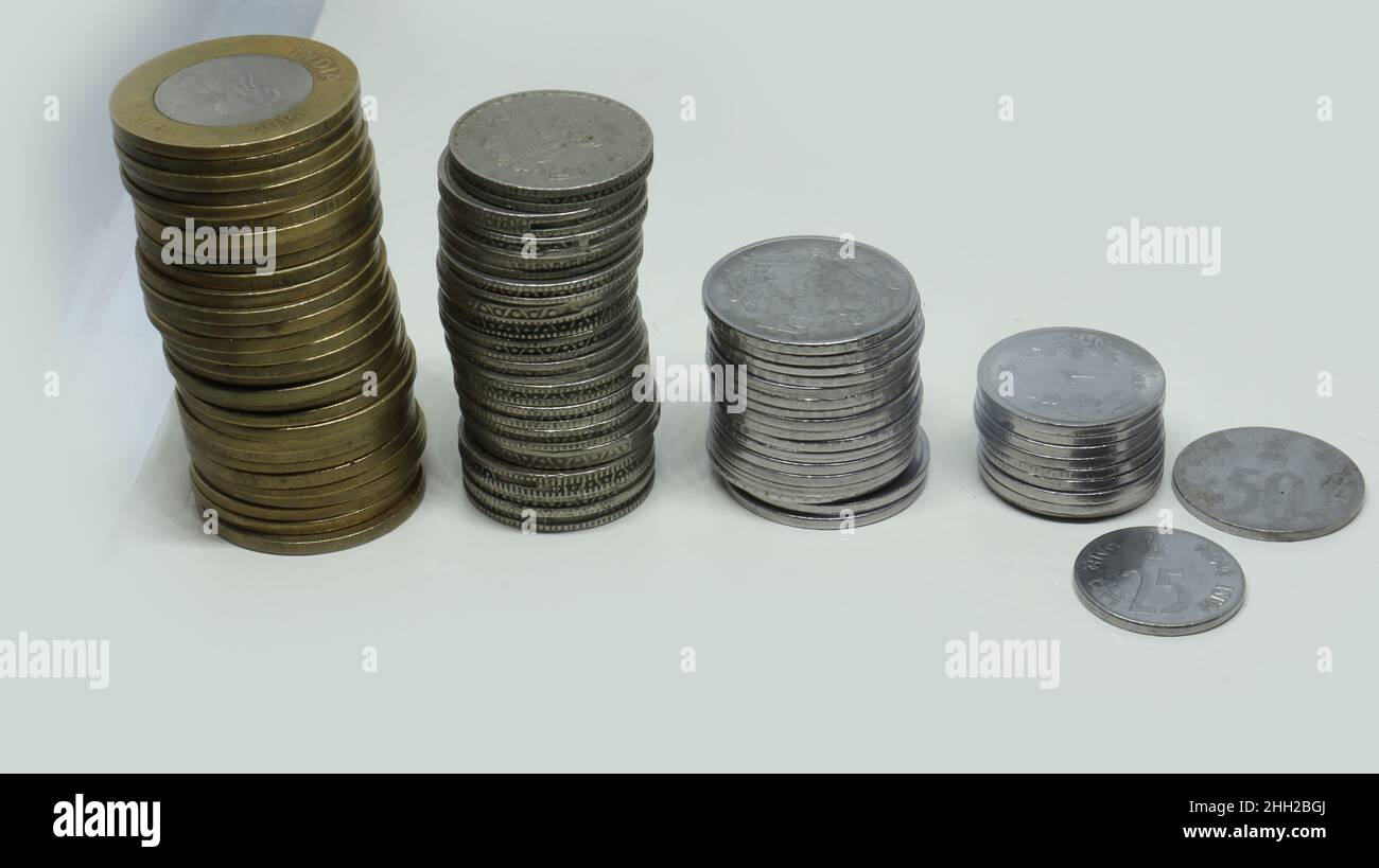 Pile de pièces de monnaie de roupie indienne.Dix roupies et cinq roupies et deux roupies et une roupie et de vieilles pièces de 50 paisa et 25 paisa.Sur fond blanc Banque D'Images