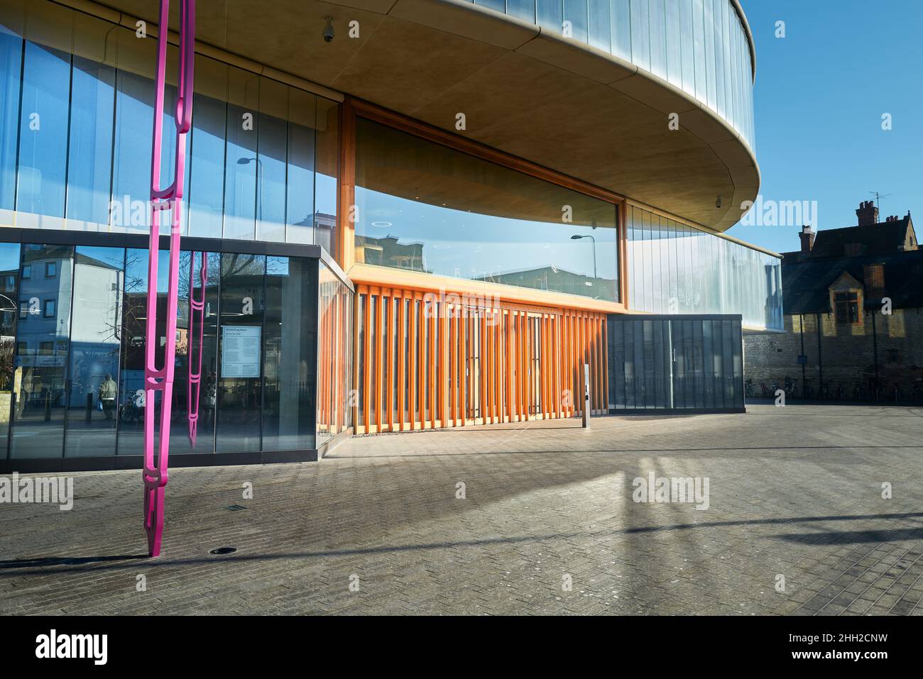 « Fountain Pen », sculpture de Michael Craig-Martin, à l'extérieur de l'école Blavatnik du bâtiment du gouvernement, université d'Oxford, Angleterre. Banque D'Images