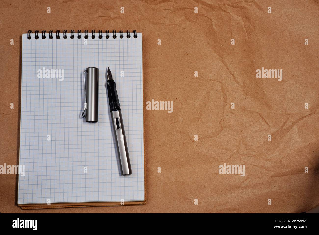 Bloc-notes spirale blanc et stylo plume Lamy avec espace de copie Banque D'Images