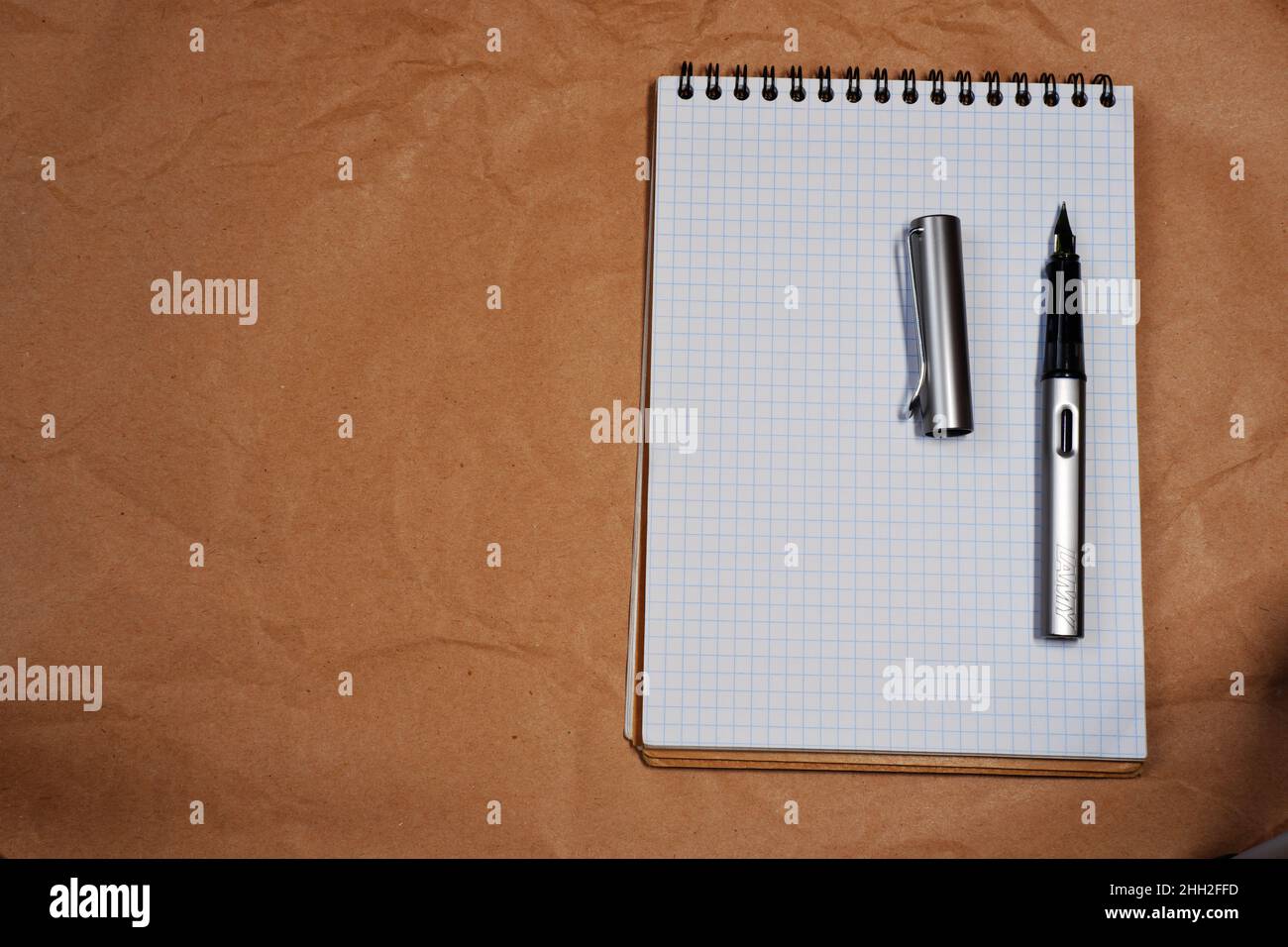 Bloc-notes spirale blanc et stylo plume Lamy avec espace de copie Banque D'Images