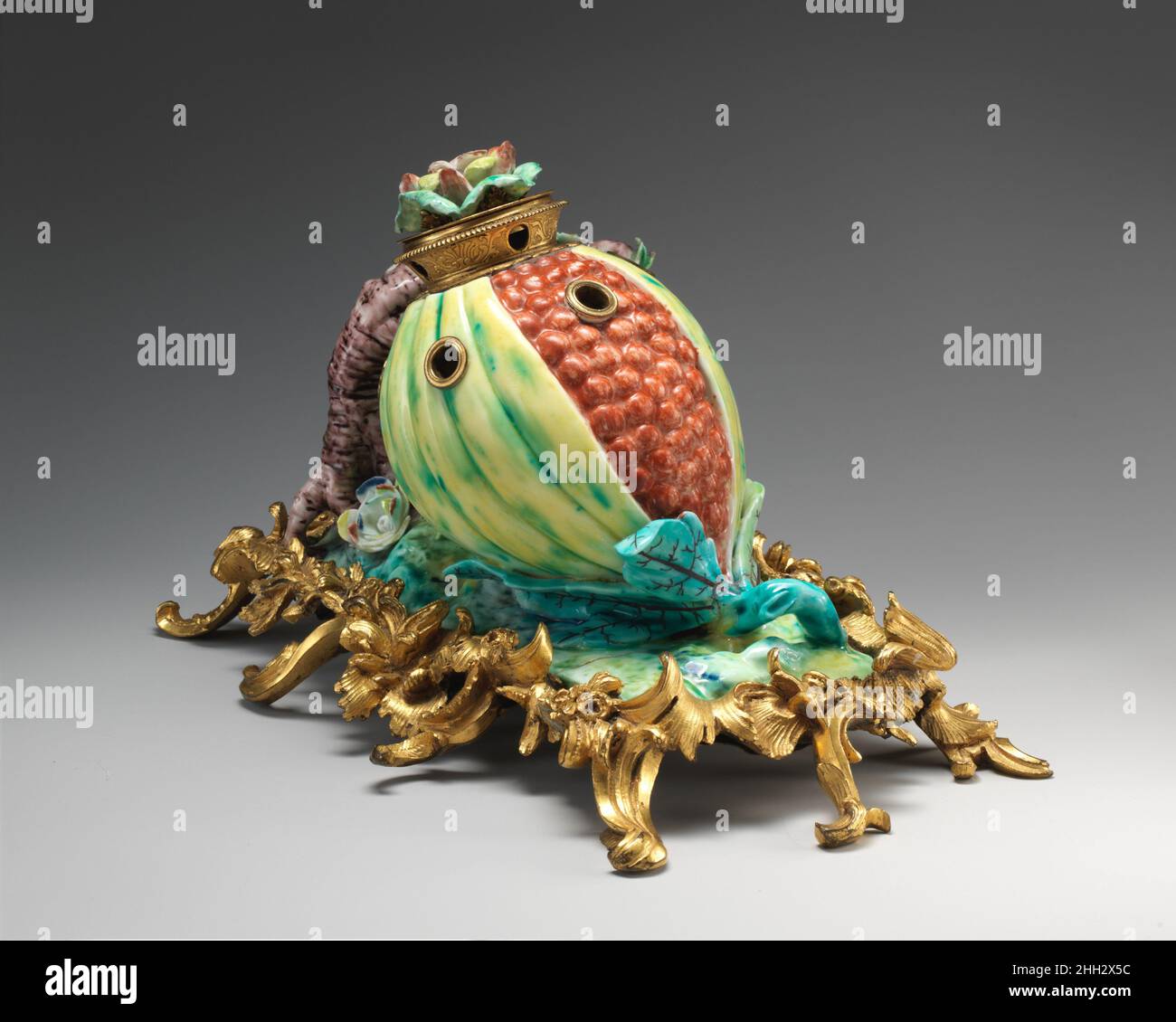 Inkstand sous forme de grenade dans une porcelaine en bronze doré.1735, supports env.1740-50 et plus tard Chantilly avant le patronage royal de Sèvres dominait le marché de la céramique haut de gamme dans la seconde moitié du XVIIIe siècle, de petites usines comme Chantilly, Mennecy et Villeroy créaient des œuvres expérimentales qui s'inspiraient des formes chinoises et japonaises qui inspiraient les fabricants de porcelaine Meissen.Exemple de design rococo, ce stand d'encre dynamique illustre la manière dont les fabricants de porcelaine française ont non seulement cherché à recréer la porcelaine asiatique, mais ont répondu au désir du fan Banque D'Images