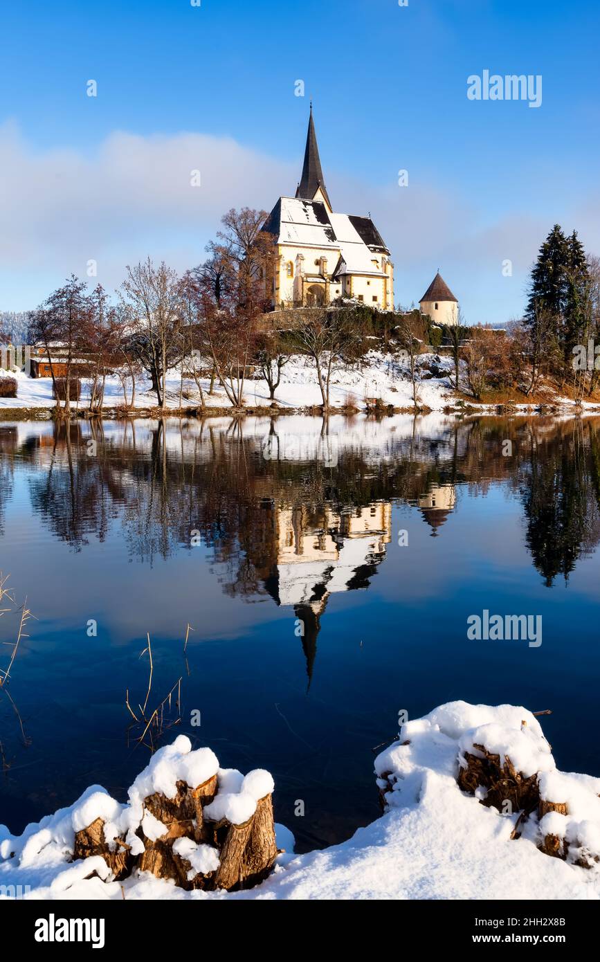 Vue idyllique de l'église de pèlerinage de Maria Worth en hiver, Carinthie, Autriche.Pfarrkirche Mariae Himmelfahrt, Österreich Banque D'Images