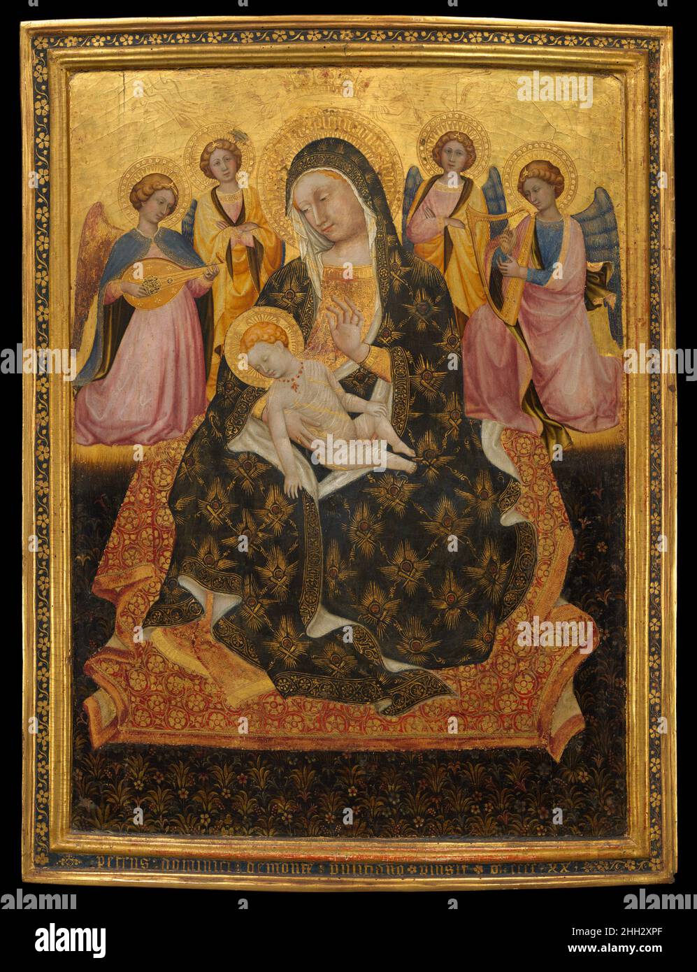 Madonna et l'enfant avec les anges 1420 Pietro di Domenico da Montepulciano Italien ce tableau exquis est remarquable pour le raffinement de ses dessins librement outillés sur le sol doré.La photo fait allusion à l'humilité de la Madonna (elle est assise sur l'herbe), et à ses rôles en tant que reine du ciel (les anges outillés dans le fond d'or suspendent une couronne sur elle) et l'aimée enfermée dans un jardin.Elle dévoile son enfant endormi, une allusion à son futur sacrifice et à sa mort.C'est l'une des plus belles œuvres de Pietro di Domenico, qui était actif dans la région des Marches.Exceptionnellement, l'image Banque D'Images