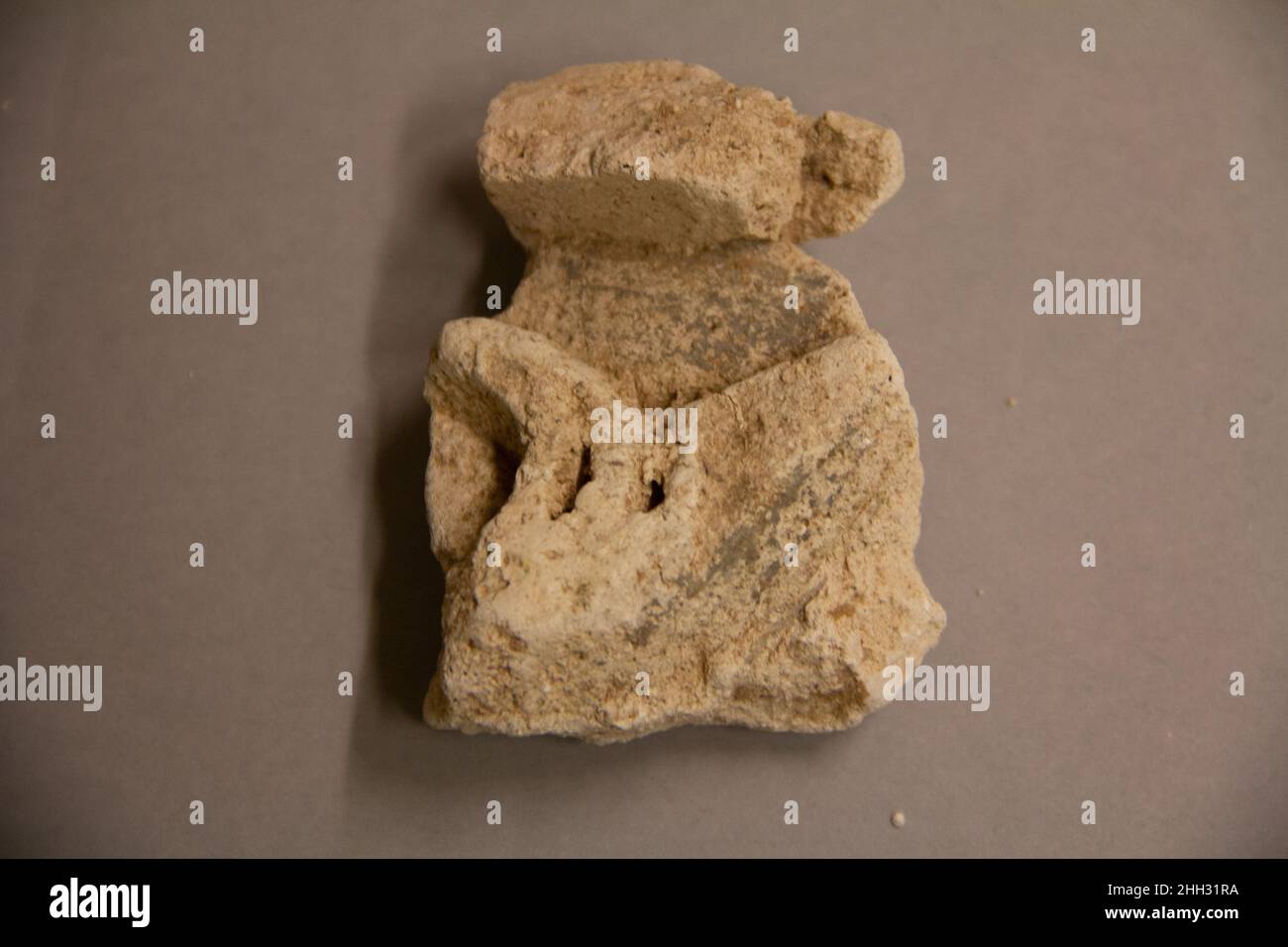 Fragment de stuc probablement 8th–12th siècle.Fragment de stuc. Probablement 8th–12th siècle. Stuc; sculpté et peint.Excavé en Iran, Nishapur.Stuc Banque D'Images