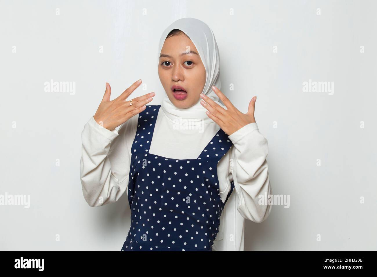 Femme musulmane asiatique mangeant de la nourriture chaude et épicée Banque D'Images