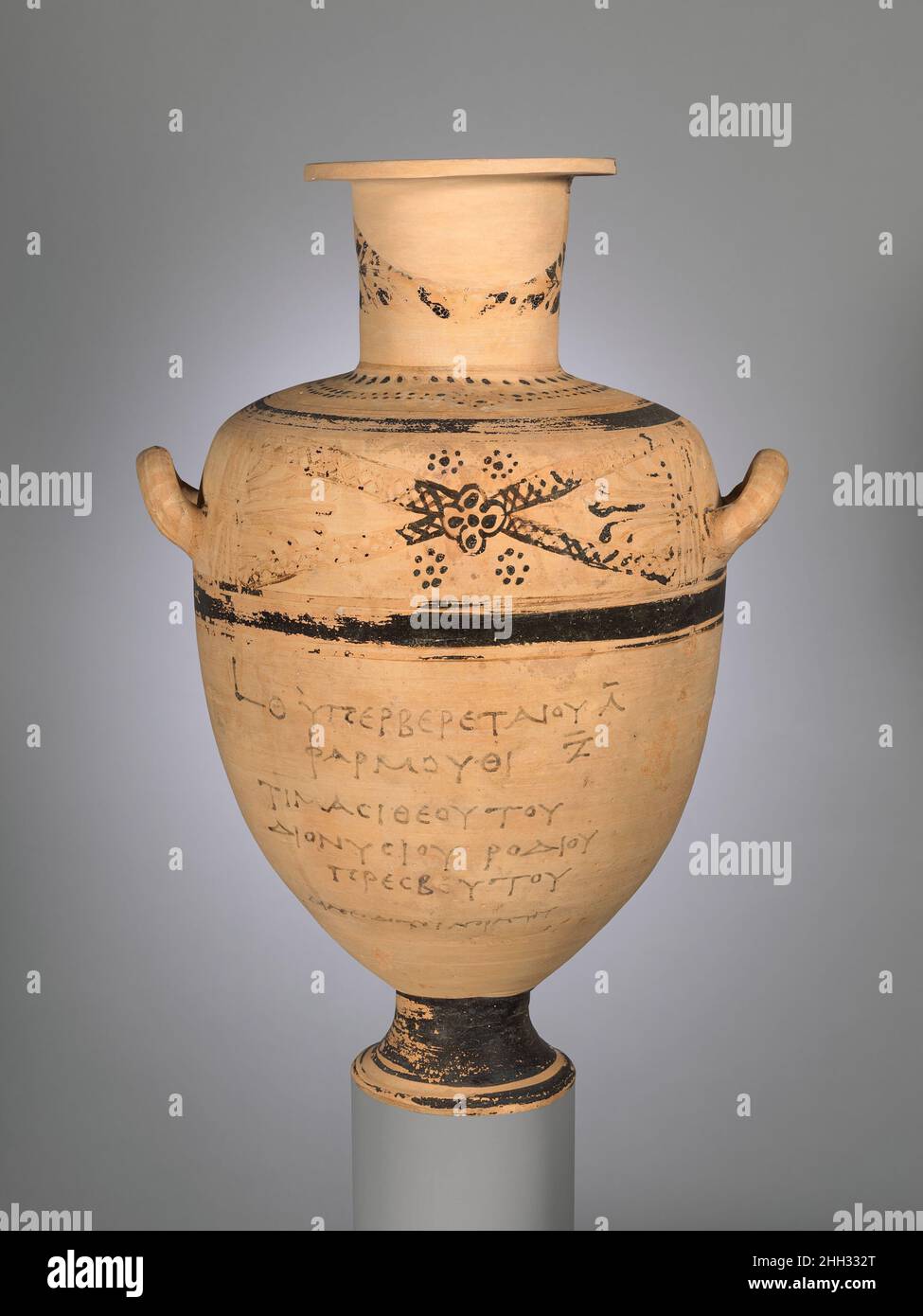 Terre cuite Hadra hydria (bocal d'eau) 213 C.-B. grec, Ptoléméen, crétois l'inscription sur ce vase indique qu'il contenait les os crématisés d'un certain Timasitheos de Rhodes, un dignitaire décédé lors d'une visite officielle à Alexandrie.La date de sa mort est précisément enregistrée le 19 mai 213 av. J.-C., en utilisant les calendriers macédonien et égyptien.Terre cuite Hadra hydria (vase d'eau).Grec, Ptoléméen, crétois.213 C.-B.Terre cuite.Hellénistique.Vases Banque D'Images