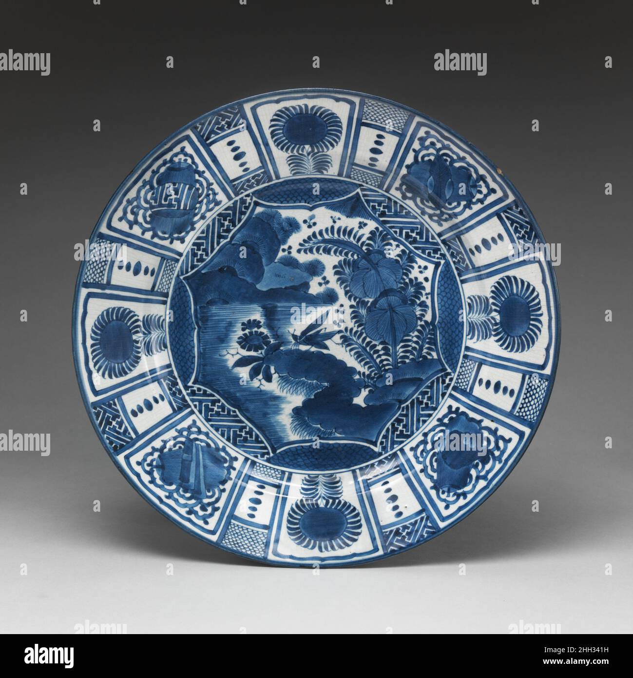Plat ca.1670 Japonais, pour le marché européen le don de la Collection Hans Syz en 1995 a donné au Musée près de trois cents exemples de céramiques européennes et asiatiques méticuleusement acquis par le collectionneur d'origine suisse Dr. Syz (1894-1991) pour tracer la migration de modèles et de modèles d'est en Ouest.Documentant un processus continu d'influence et d'adaptation, ces pièces fournissent un examen discriminant des nuances de changement stylistique résultant de trois siècles de commerce.Plat.Japonais, pour le marché européen.1670. Porcelaine à pâte dure.Céramique-porcelaine-exportation Banque D'Images