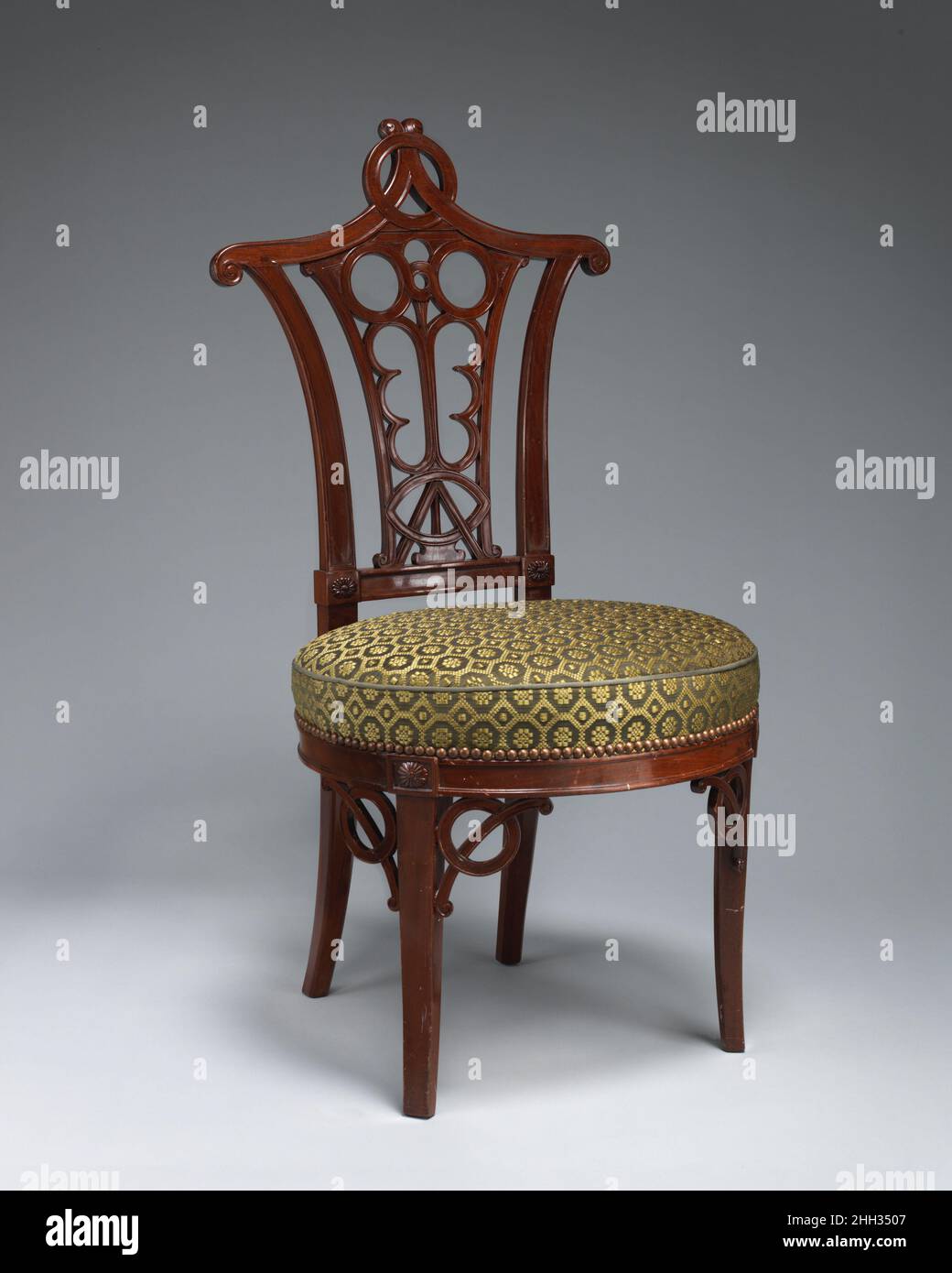 Chaise de côté ajourée (une de deux) ca.1785-90 Georges Jacob bien que les styles français aient influencé les arts d'autres pays européens, ces chaises inhabituelles illustrent que les modes étrangers ont également eu un impact en France.Le dos ajouré et les crochets entre les jambes montrent clairement un intérêt pour le style anglo-chinois propagé par l'architecte britannique William Chambers dans le troisième quart du dix-huitième siècle.Le duc de Penthièvre à qui Georges Jacob a fourni ce mobilier de siège, doit avoir eu un penchant pour ce style: En 1785 il a acquis le château de Chanteloup où le duc Banque D'Images