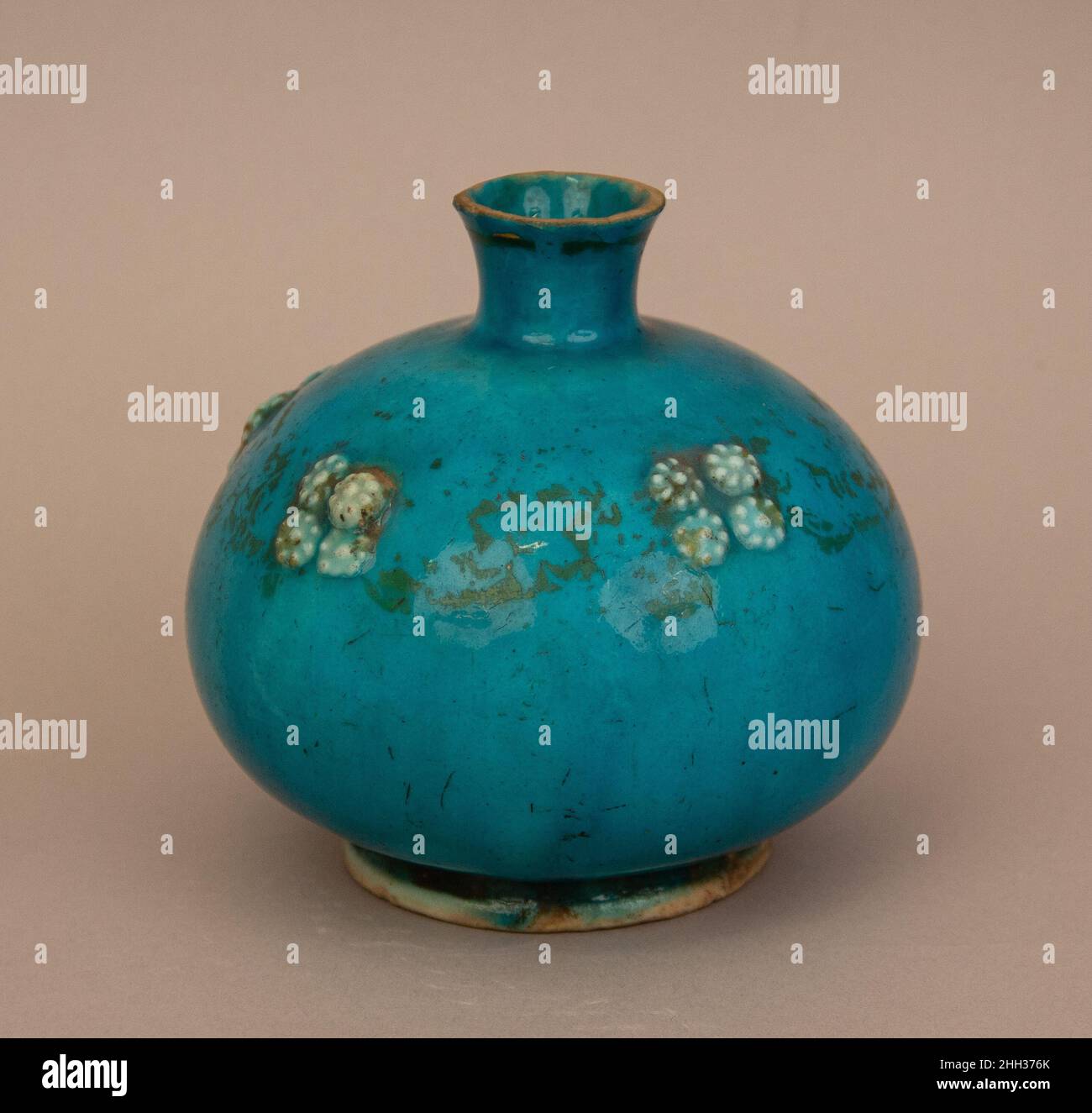 Vase 17th siècle.Vase.17th siècle.Poterie; émaillée.Attribué à l'Iran.Céramique Banque D'Images