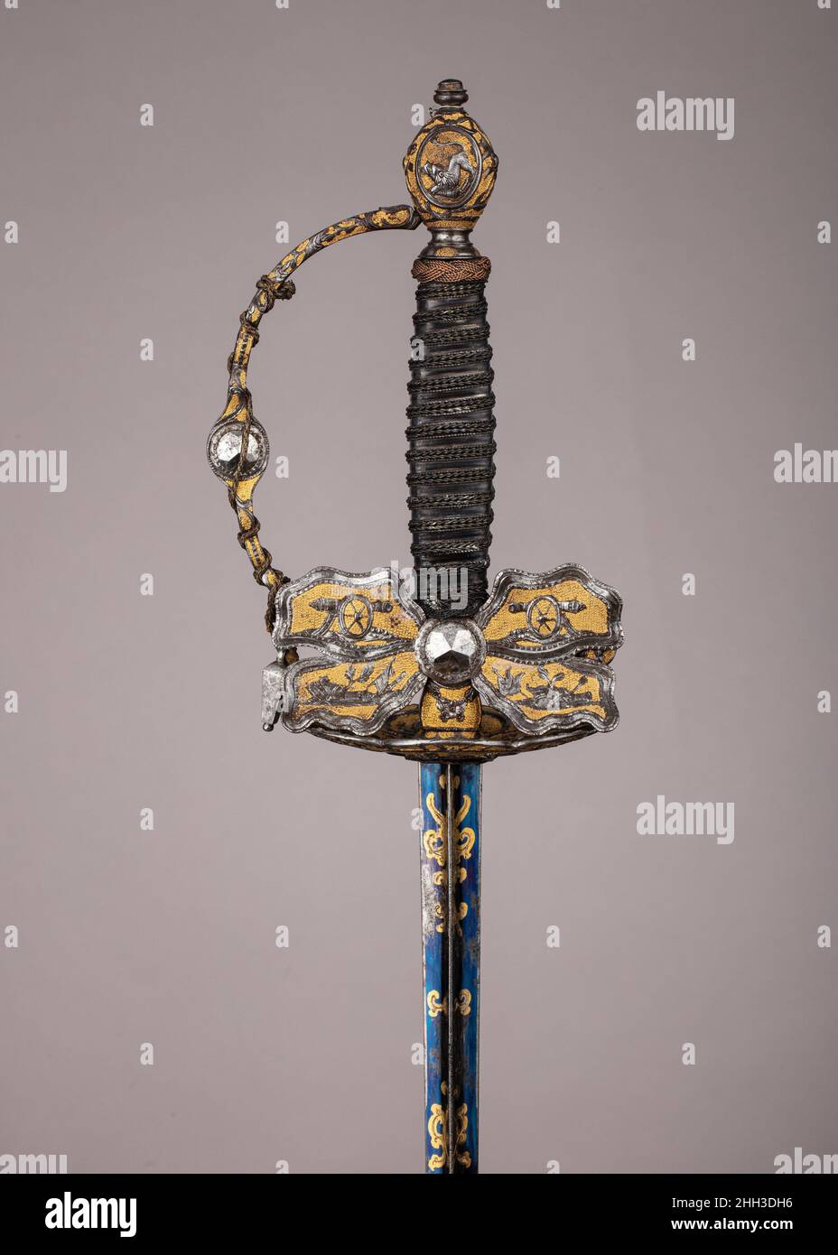 Épée de Smallca.1775 Français au début du XVIIe siècle, le violeur, une épée longue et mince, commença à dominer en tant qu'arme de choix pour le gentleman.Au cours du siècle, cependant, à mesure que les techniques d'escrime civiles se sont spécialisées et affinées, le rappeur s'est développé en une arme plus légère et taillée connue par environ 1700 comme la petite épée.Les mots-clés, souvent richement décorés, sont restés partie intégrante de la garde-robe d'un homme jusqu'à ce que le port des épées dans un cadre civil soit sorti de mode à la fin du XVIIIe siècle, époque à laquelle les pistolets étaient remplacés Banque D'Images