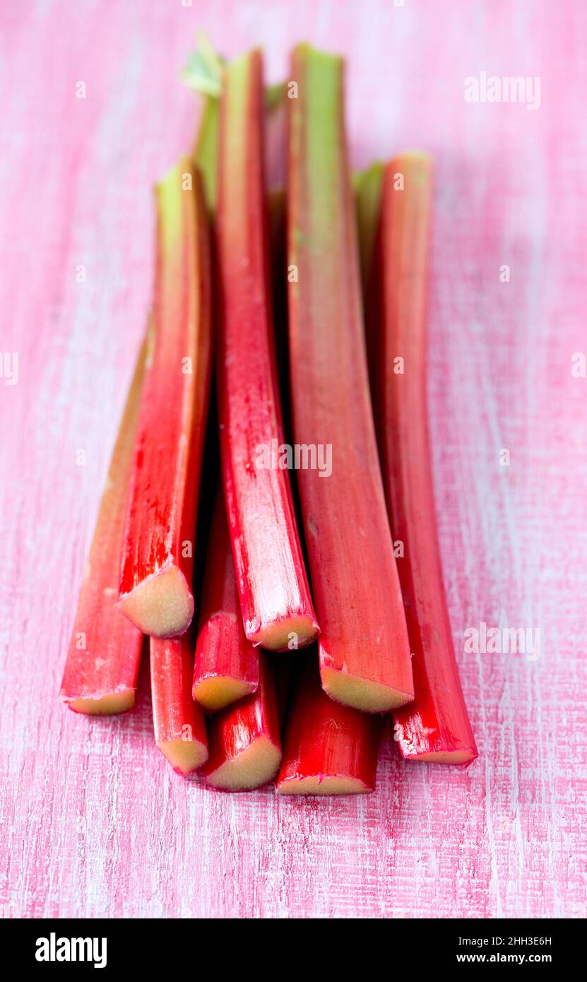 rhubarbe sur une surface en bois Banque D'Images