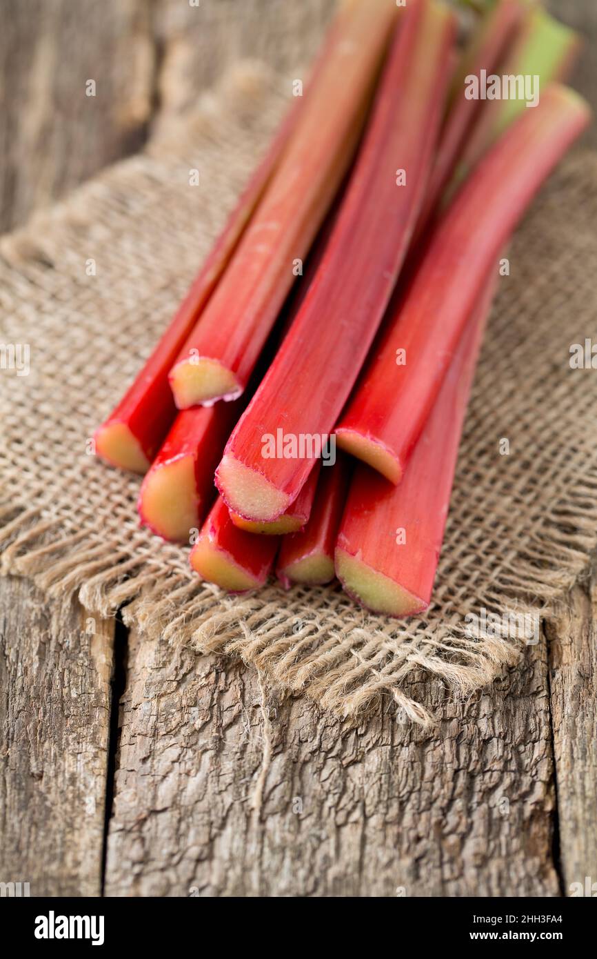 rhubarbe sur une surface en bois Banque D'Images