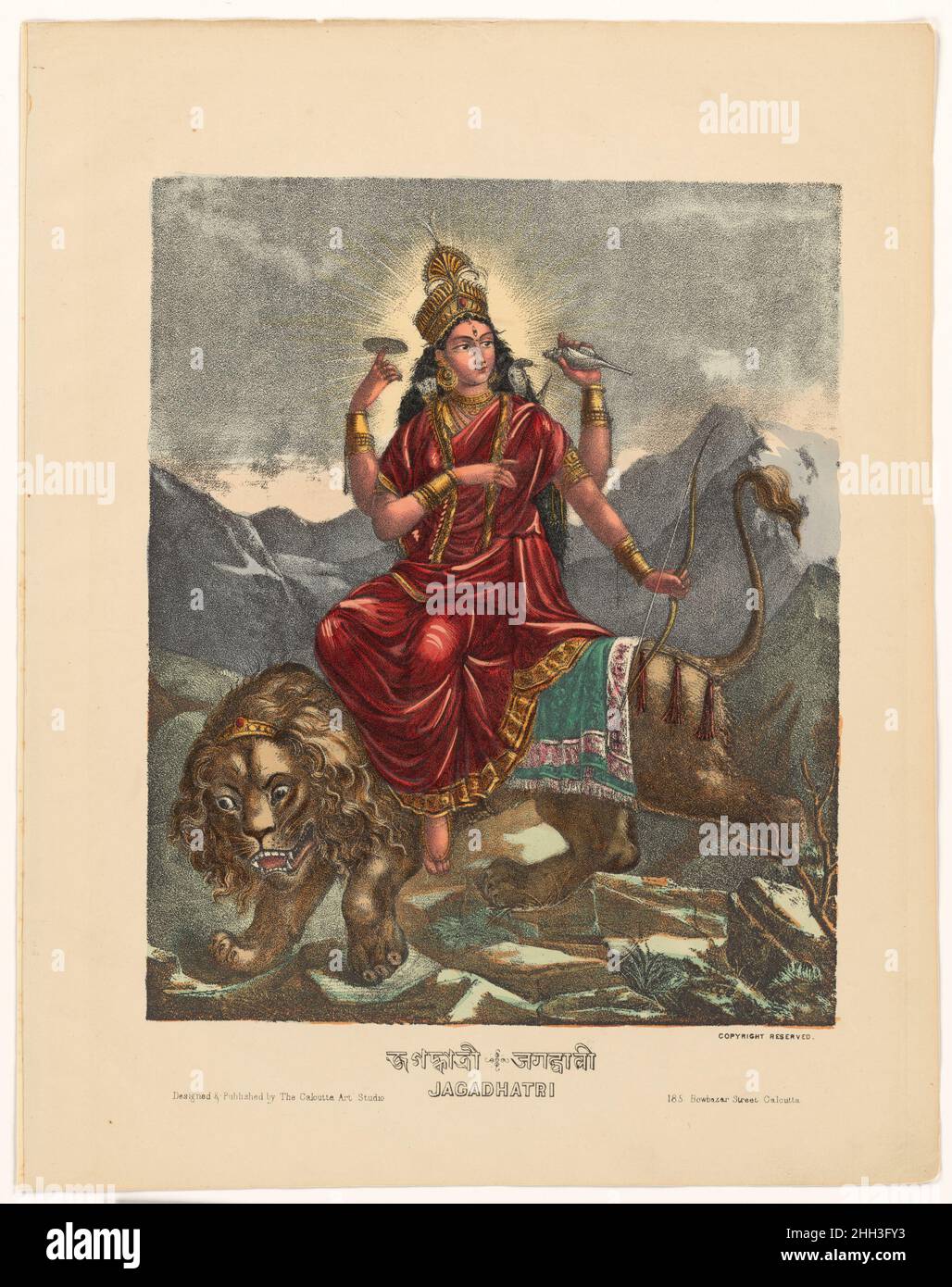 Déesse Jagadhatri 1878–1883 Bengale-Occidental, Calcutta la jeune déesse royale dont le nom signifie « Bearer of the World », est élégamment assise sur son compagnon de lion lorsqu'il navigue sur un terrain montagneux.Jagadhatri est une émanation de Kali qui, selon un mythe, s’est transformée en une beauté complexée juste après que Shiva ait formulé des remarques désobligeantes sur la peau sombre de Kali.Shiva manque intensément son épouse et ne parvient pas à la reconnaître dans sa nouvelle apparence.Sa véritable identité est établie quand Jagadhatri garlands Shiva avec un cobra, montré au-dessus de son épaule gauche.Elle affiche dans ses quatre mains un Banque D'Images