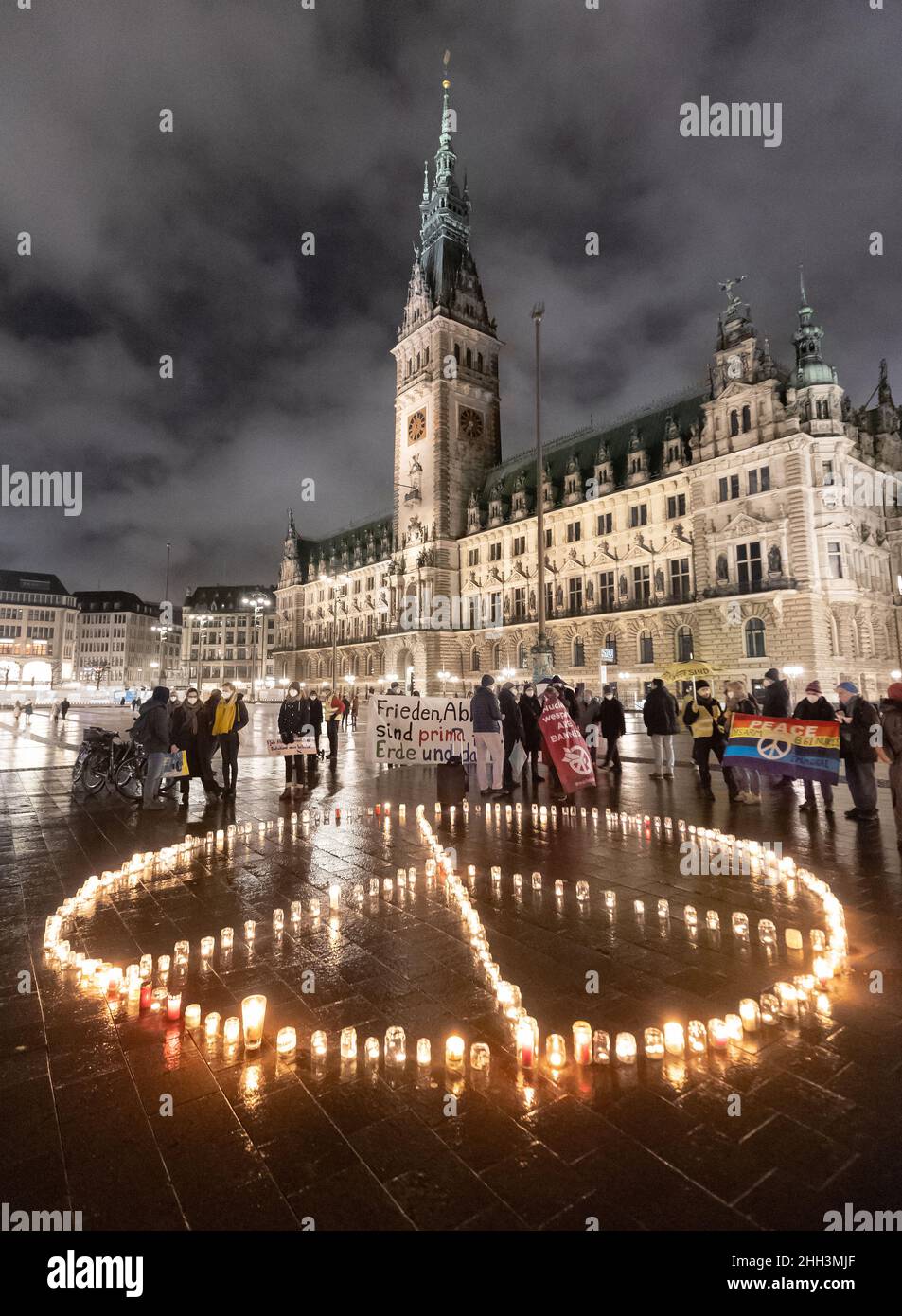 22 janvier 2022, Hambourg: Les membres de l'organisation de paix ICAN (campagne internationale pour l'abolition des armes nucléaires) manifestent par une action légère à l'occasion du premier anniversaire de l'entrée en vigueur du Traité sur l'interdiction des armes nucléaires.Un signe de paix sera formé de bougies sur l'hôtel de ville de Hambourg.Grâce à cette action nationale, le CIAN appuie la demande de l'Allemagne d'adhérer au Traité sur l'interdiction des armes nucléaires et de retirer ainsi les armes nucléaires de l'Allemagne.Photo: Bodo Marks/dpa Banque D'Images