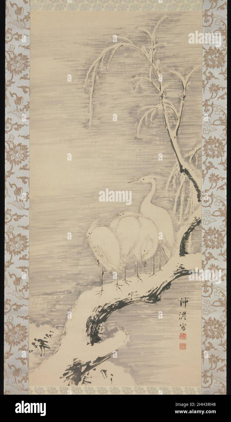 Hérons dans la neige ca.1840 Nakabayashi Chikutō japonais la qualité décorative caractéristique de la peinture de Chikutō est amplement évidente ici dans l'arrangement rythmique des hérons, encadrés de façon audacieuse par leur perchoir enneigé.Les contrastes noirs et blancs saisissants et les motifs répétitifs des lavages horizontaux qui définissent les formes blanches des oiseaux et des branches contribuent à un effet d'élégance graphique.Chikutō, né un fils de médecin à Nagoya, s'installe en 1815 à Kyoto, où il rejoint le cercle de l'artiste nanga Rai Sanyō (1780-1832).Hérons dans la neige 49026 Banque D'Images