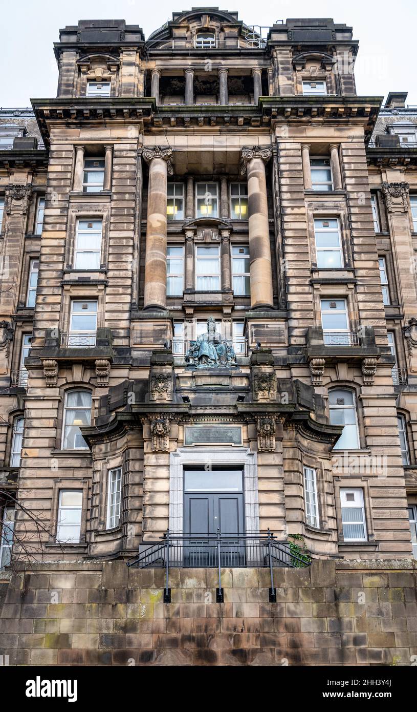 L'entrée latérale de l'infirmerie de Glasgow depuis la place de la cathédrale avec la statue de la reine Victoria au-dessus de la porte, Glasgow, Écosse Banque D'Images