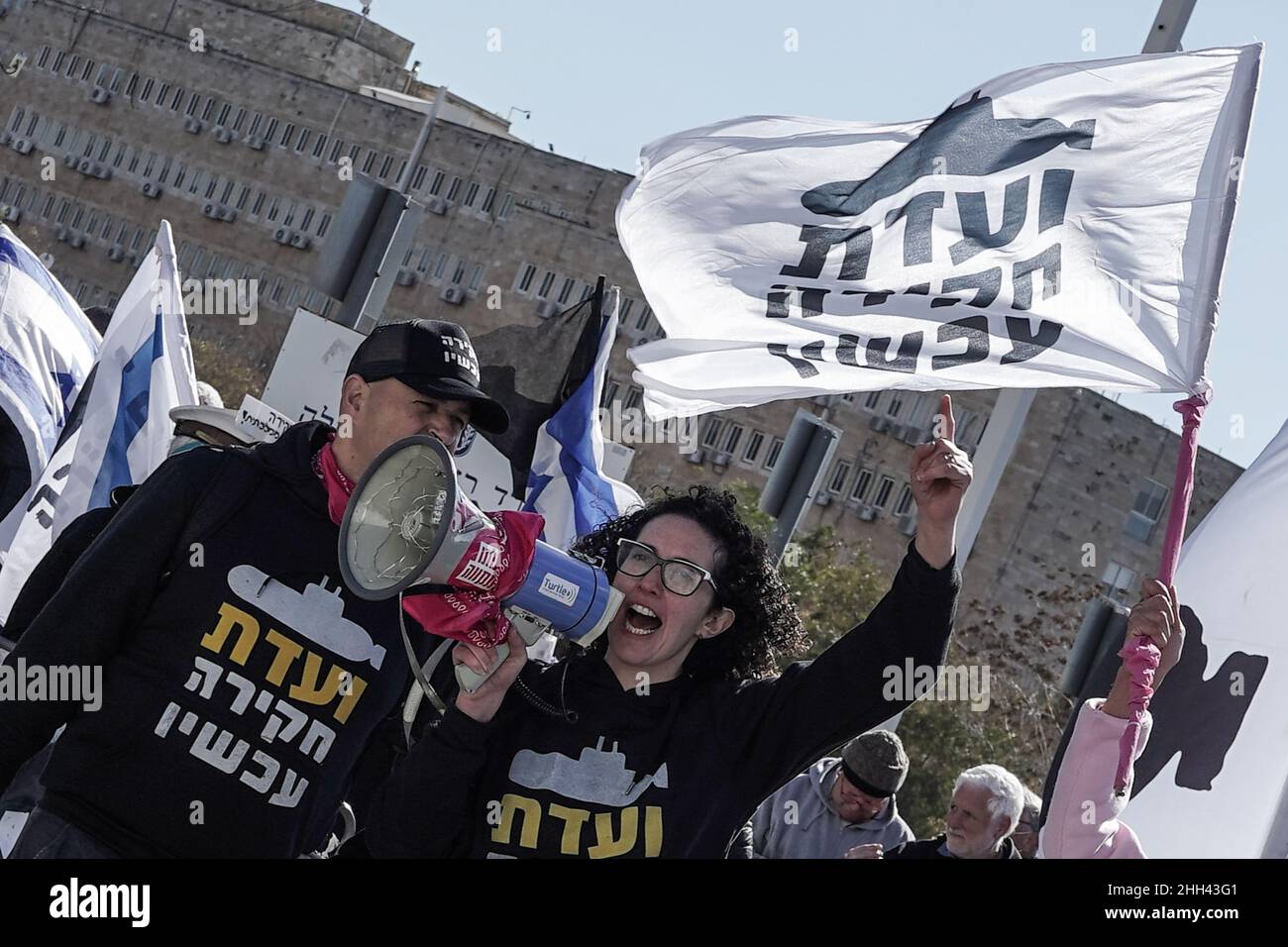 Jérusalem, Israël.23rd janvier 2022.Les manifestants devant le bureau du Premier ministre exigent que le gouvernement vote en faveur d'une commission d'enquête sur l'affaire des sous-marins, à la suite d'un convoi de maquettes de sous-marins à Jérusalem.Le scandale implique des soupçons de corruption impliquant l'achat de trois sous-marins de la classe Dolphin et de quatre navires de corvette de ThyssenKrupp en Allemagne.Cette affaire a déjà donné lieu à un certain nombre de mises en accusation contre des confidents proches de l'ancien Premier ministre Netanyahou.Crédit : NIR Amon/Alamy Live News Banque D'Images